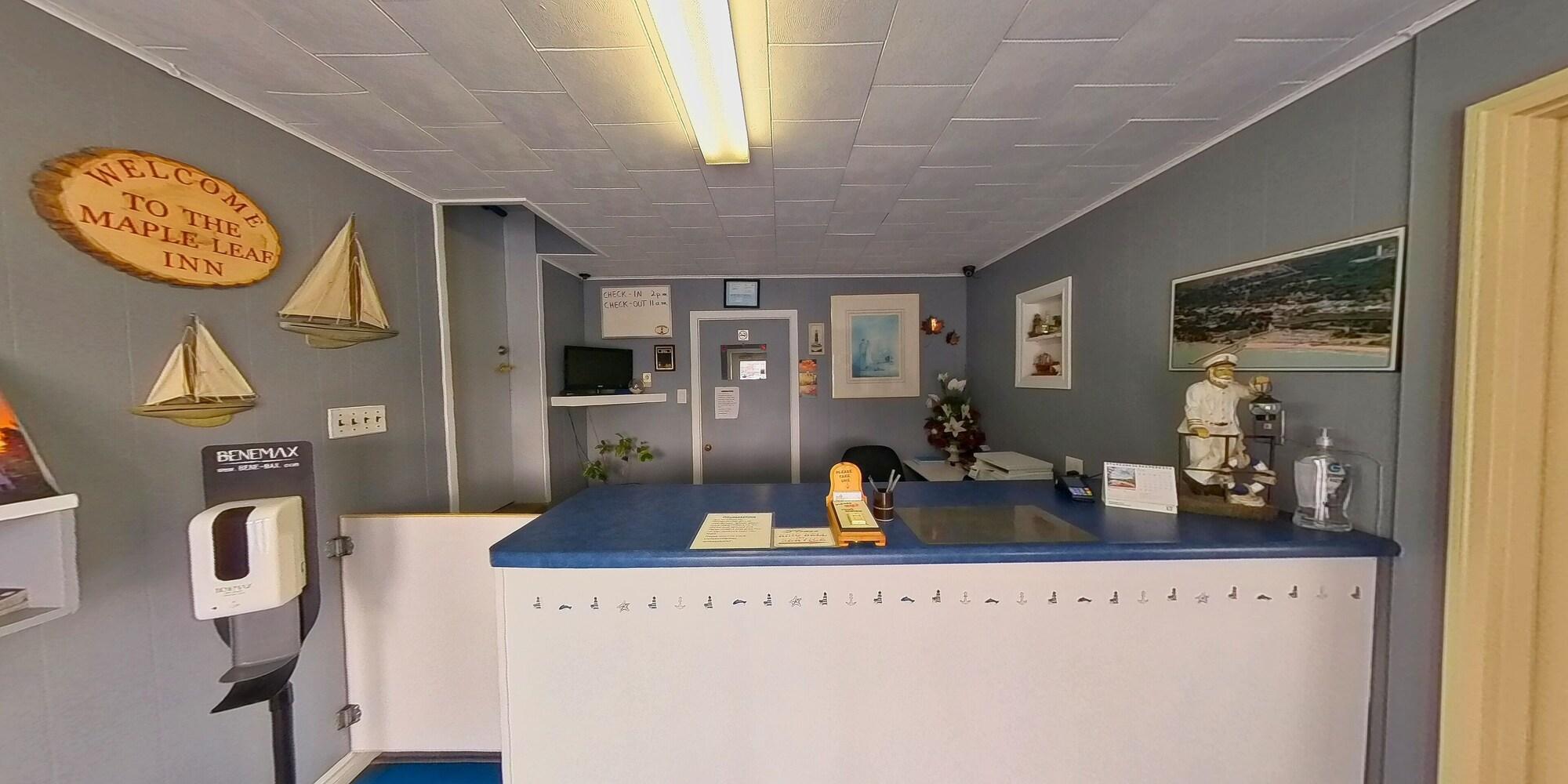 Vista Lobby Maple Leaf Inn & Suites