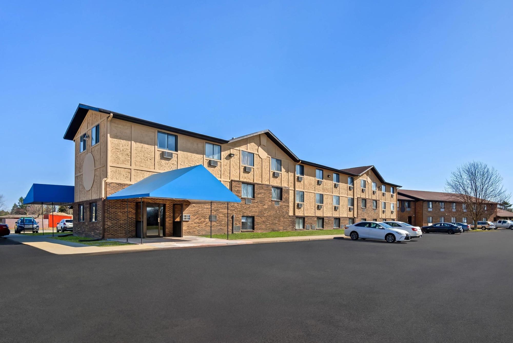 Vista Exterior Econo Lodge Inn and Suites