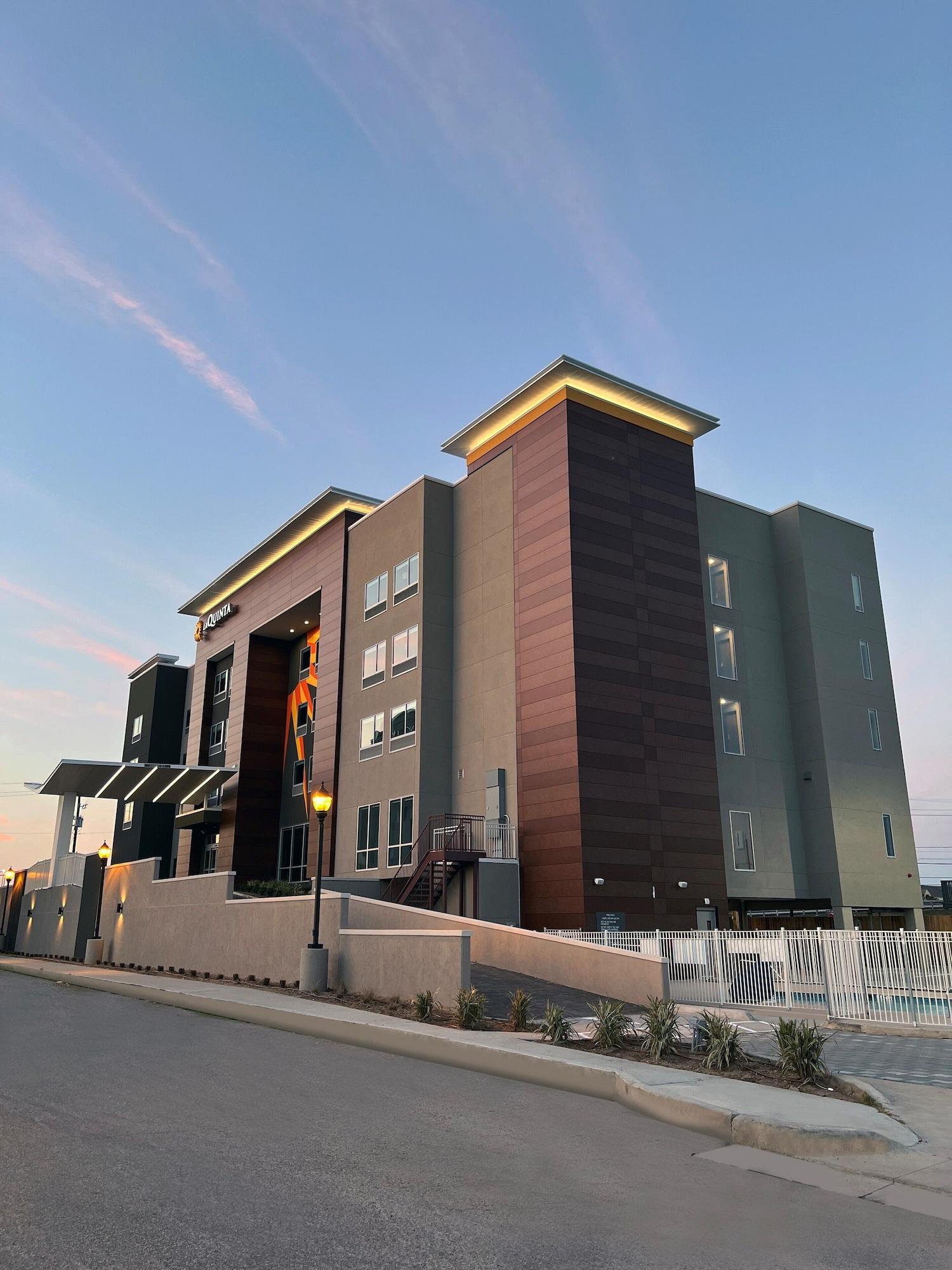 Vista Exterior La Quinta Inn & Suites by Wyndham Galveston North at I-45