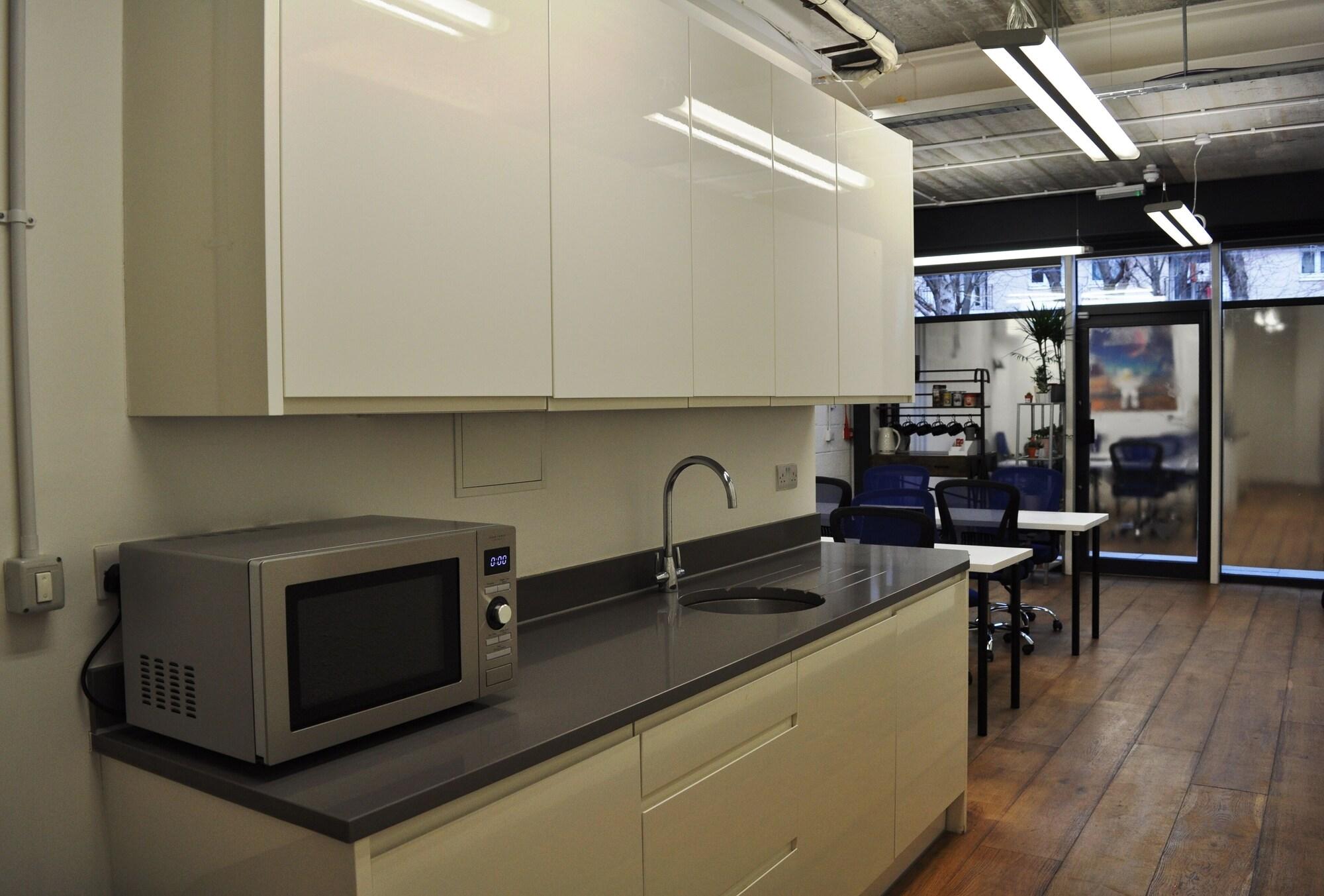 Equipamiento de Habitación Cosmos capsule coworking hub London