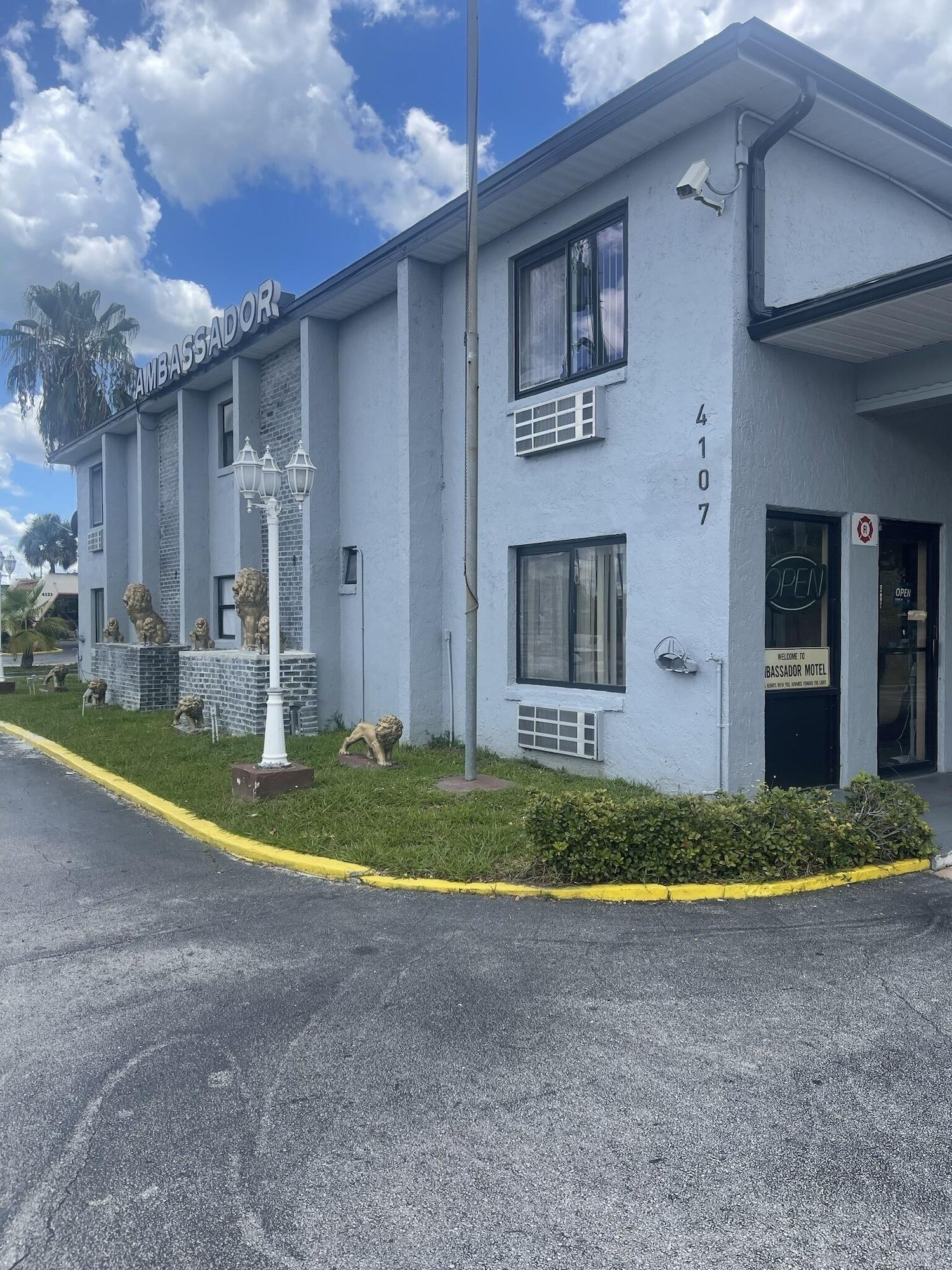 Vista Exterior Ambassador Inn