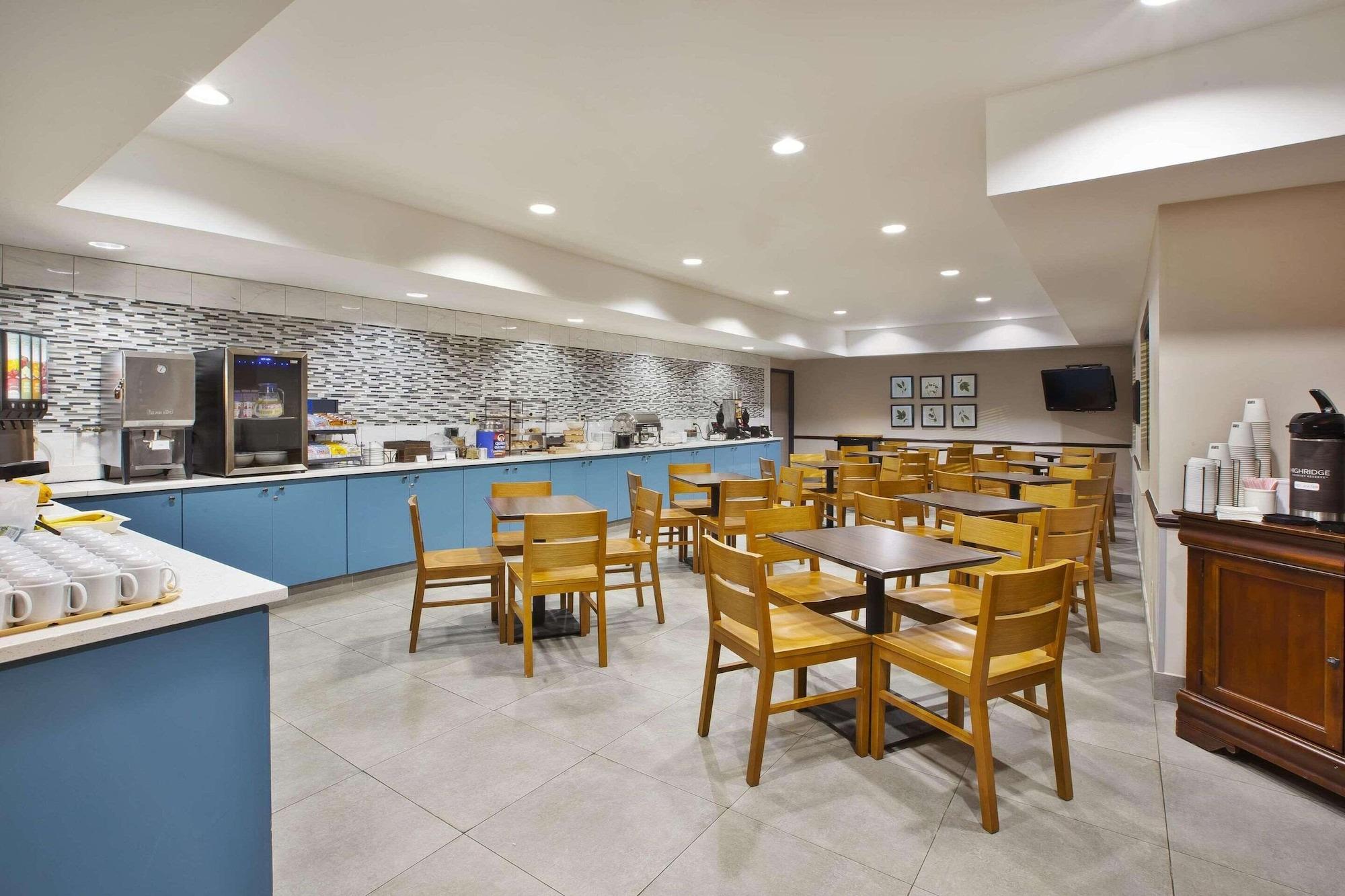 Restaurant Country Inn & Suites by Radisson, Big Rapids, MI