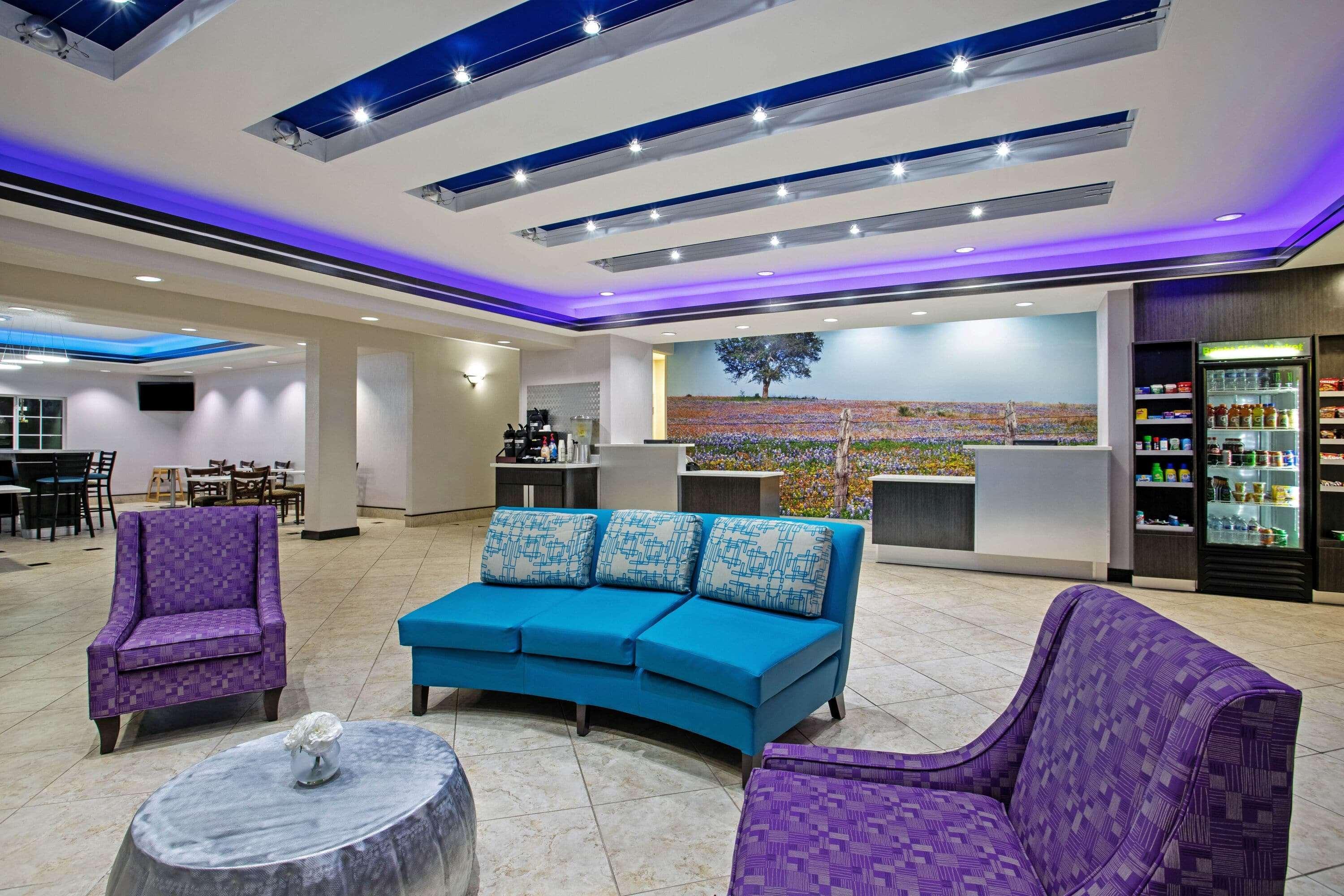 Vista Lobby La Quinta Inn & Suites By Wyndham Fairfield Tx