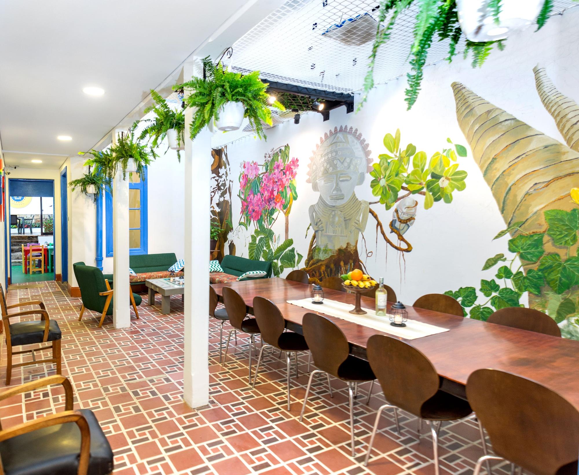 Varios Granada Hostel