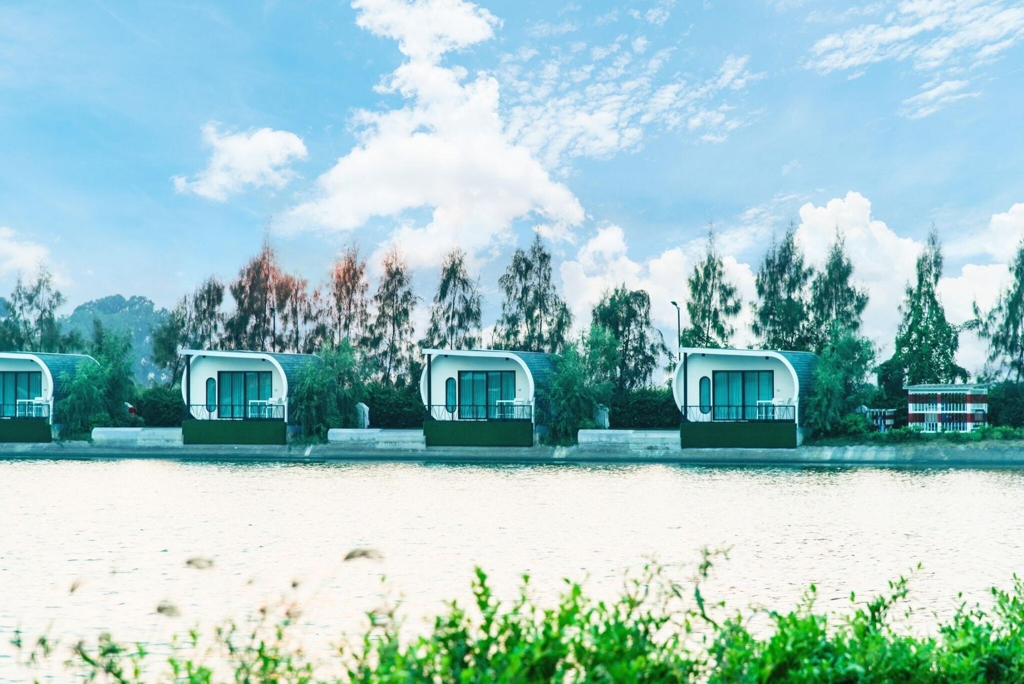 Varios Saksiam Lakeside Resort