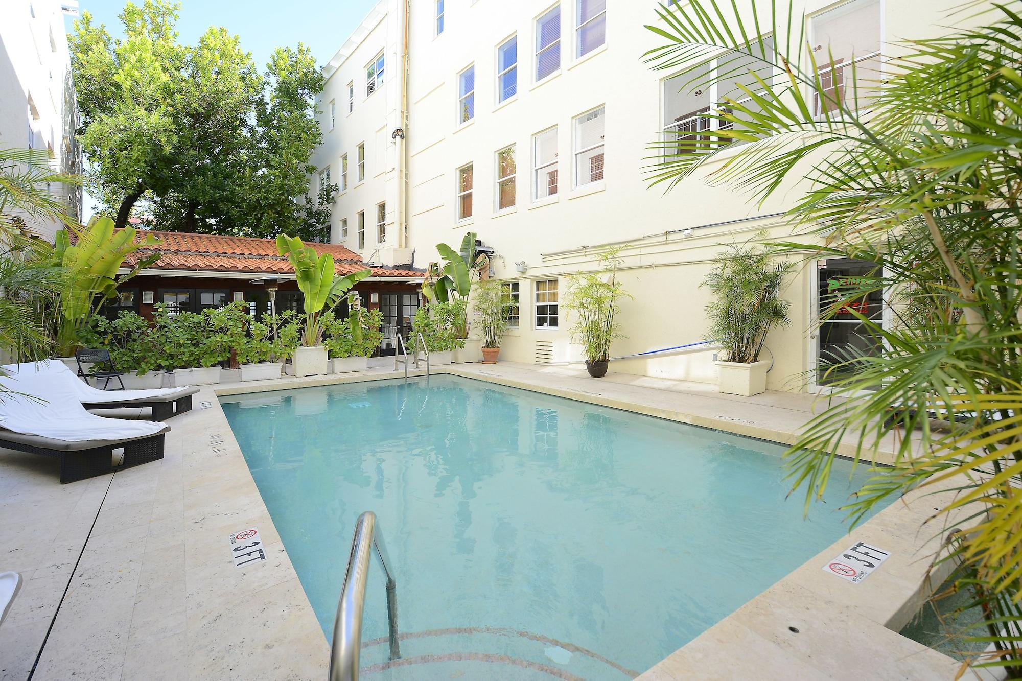 Vista Piscina First Street Apartments