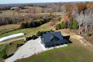 Alojamiento - Brand New Farmhouse On 93 Acres On Pond. Beautiful View of Real Working Farm