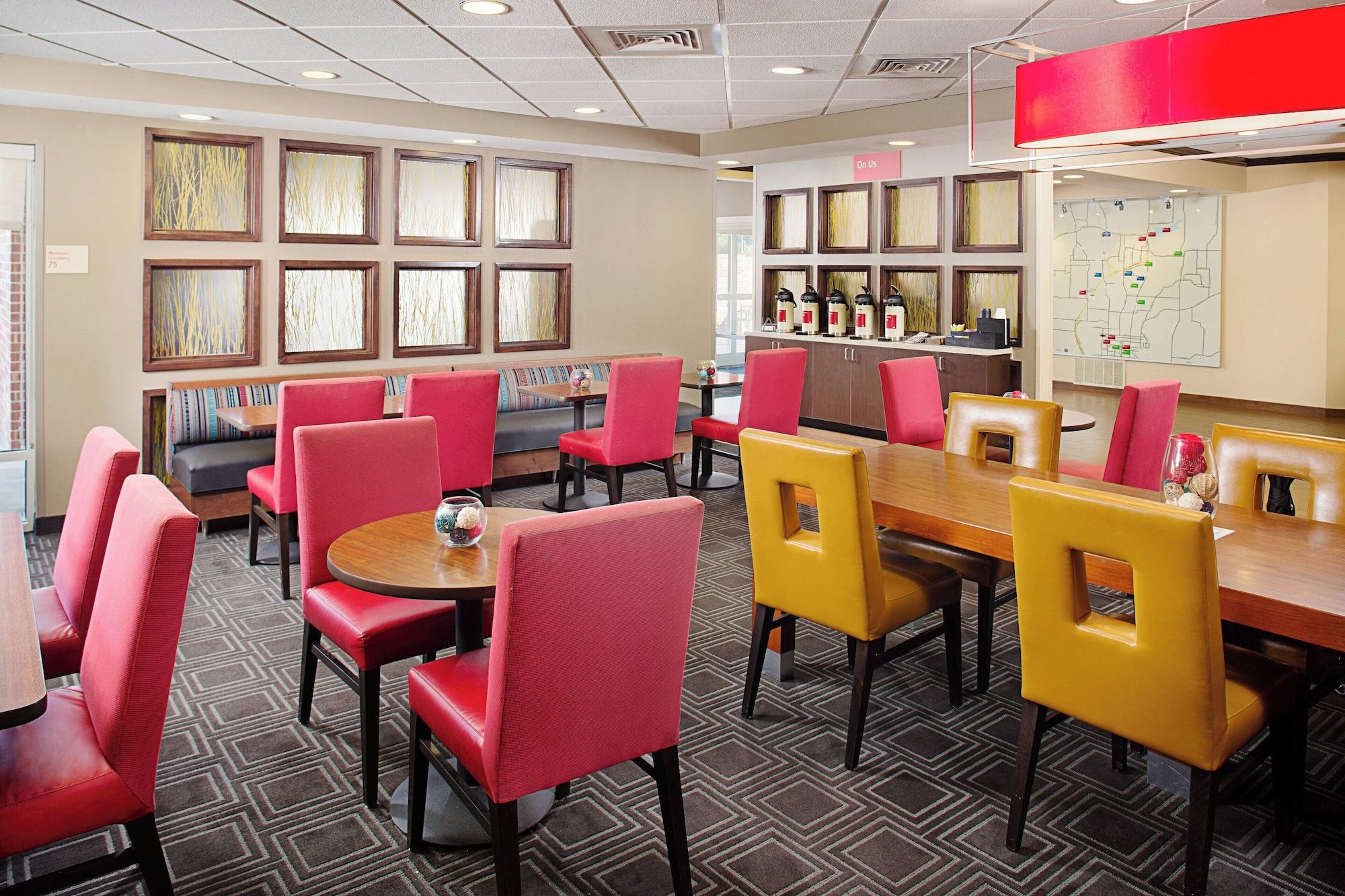 Vista Lobby TownePlace Suites by Marriott Fayetteville North