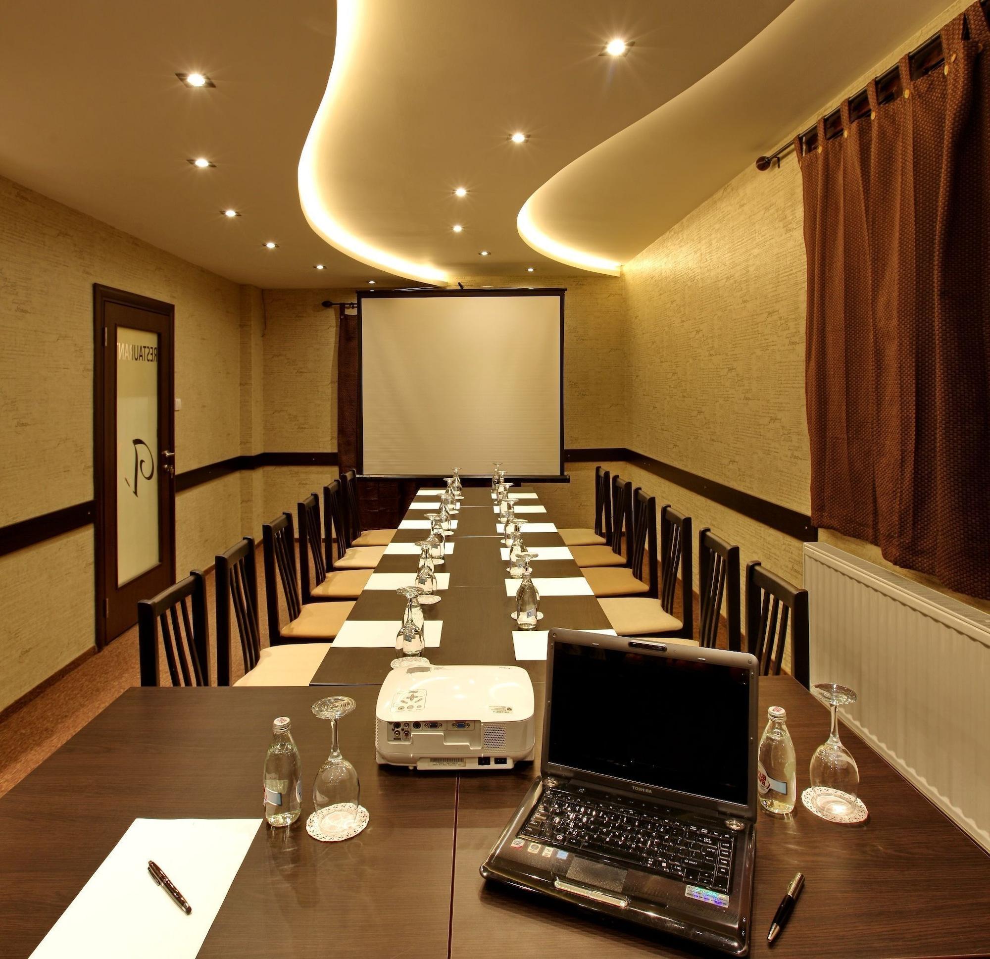 Bar/Salón Hotel Vozarev