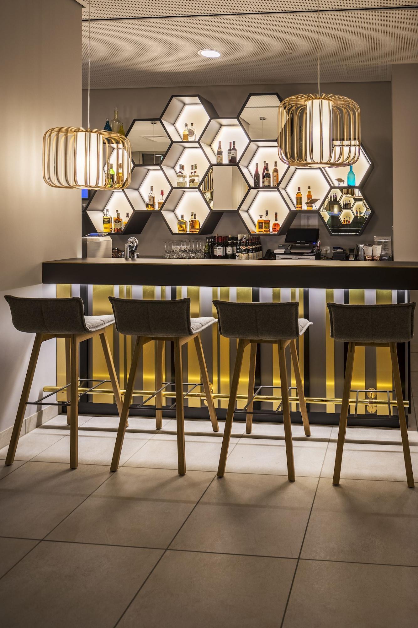 Bar/Salón Capri by Fraser Berlin