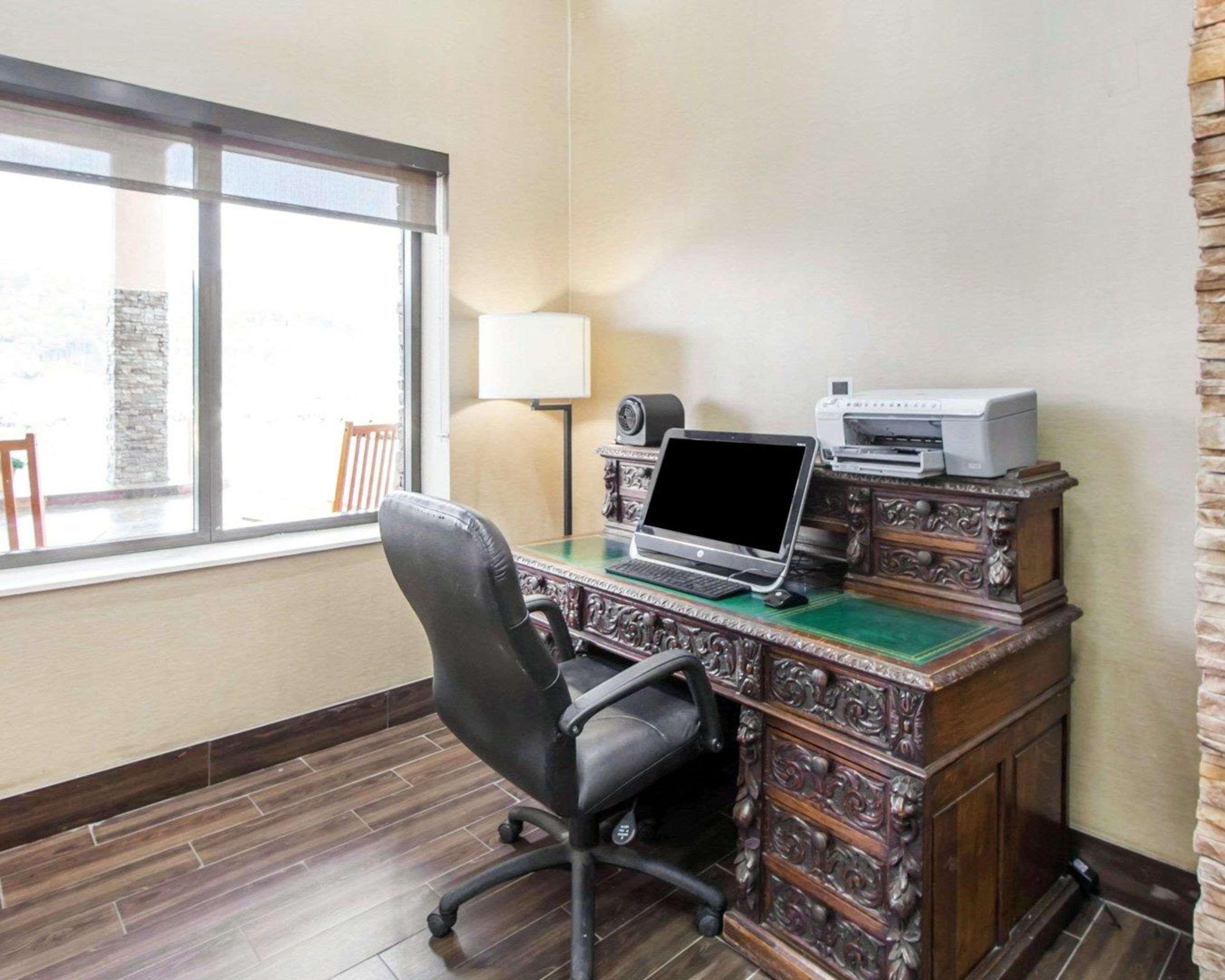 Centro de Negocios Comfort Inn at Royal Blue