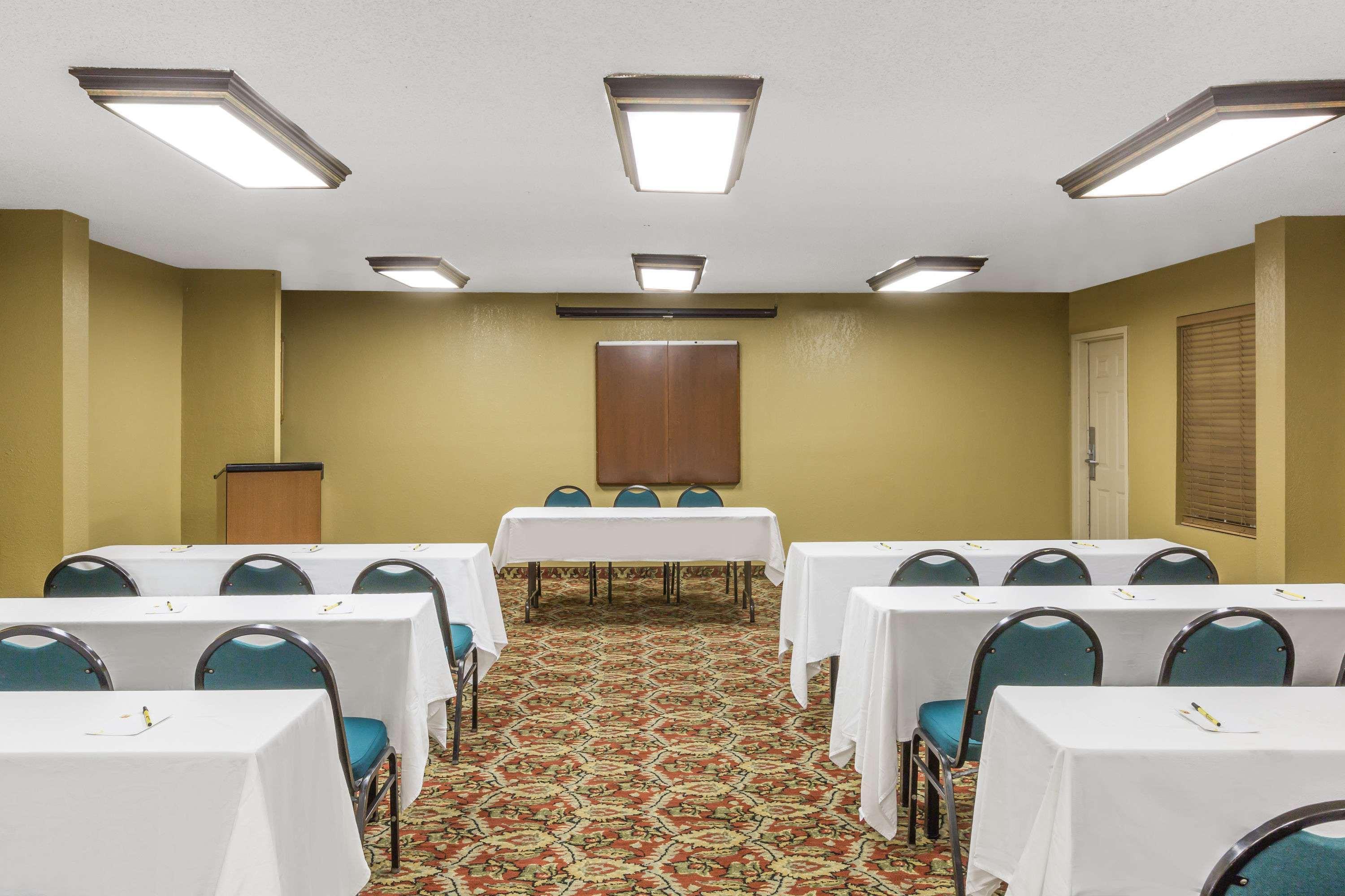 Centro de Negocios Super 8 by Wyndham Metairie