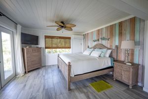 Alquiler Vacacional - Key Lime House with a 100’ dock: A Solar-Powered Waterfront Oasis on Black Sound