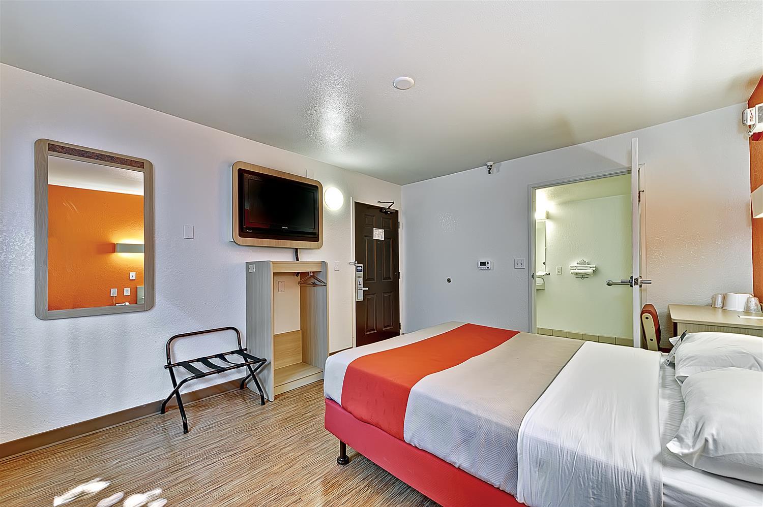Guest room Motel 6 Chicago North Glenview