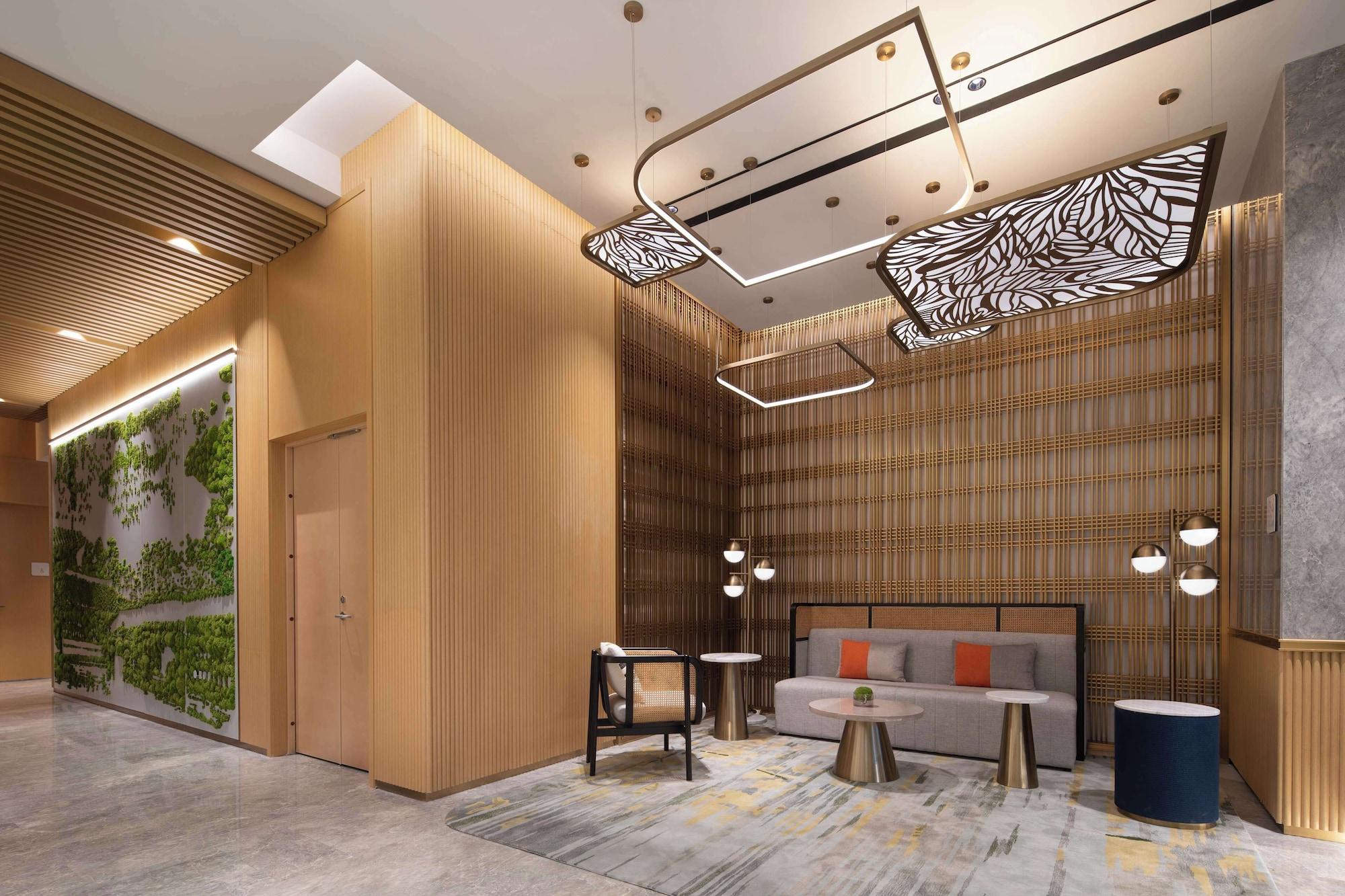 Vista Lobby Hilton Garden Inn Beijing Huaxiang Tiantan Hospital