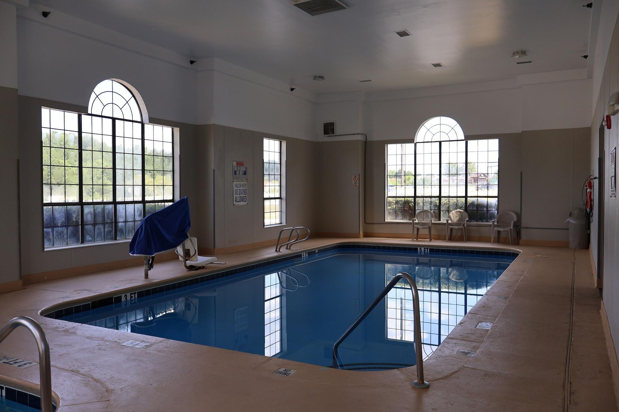 Vista Piscina Namaste Inn & Suites Dawsonville