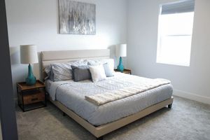 Alquiler Vacacional - Prime Central Downtown Meridian, Spacious 4-Bedroom House with attached garage