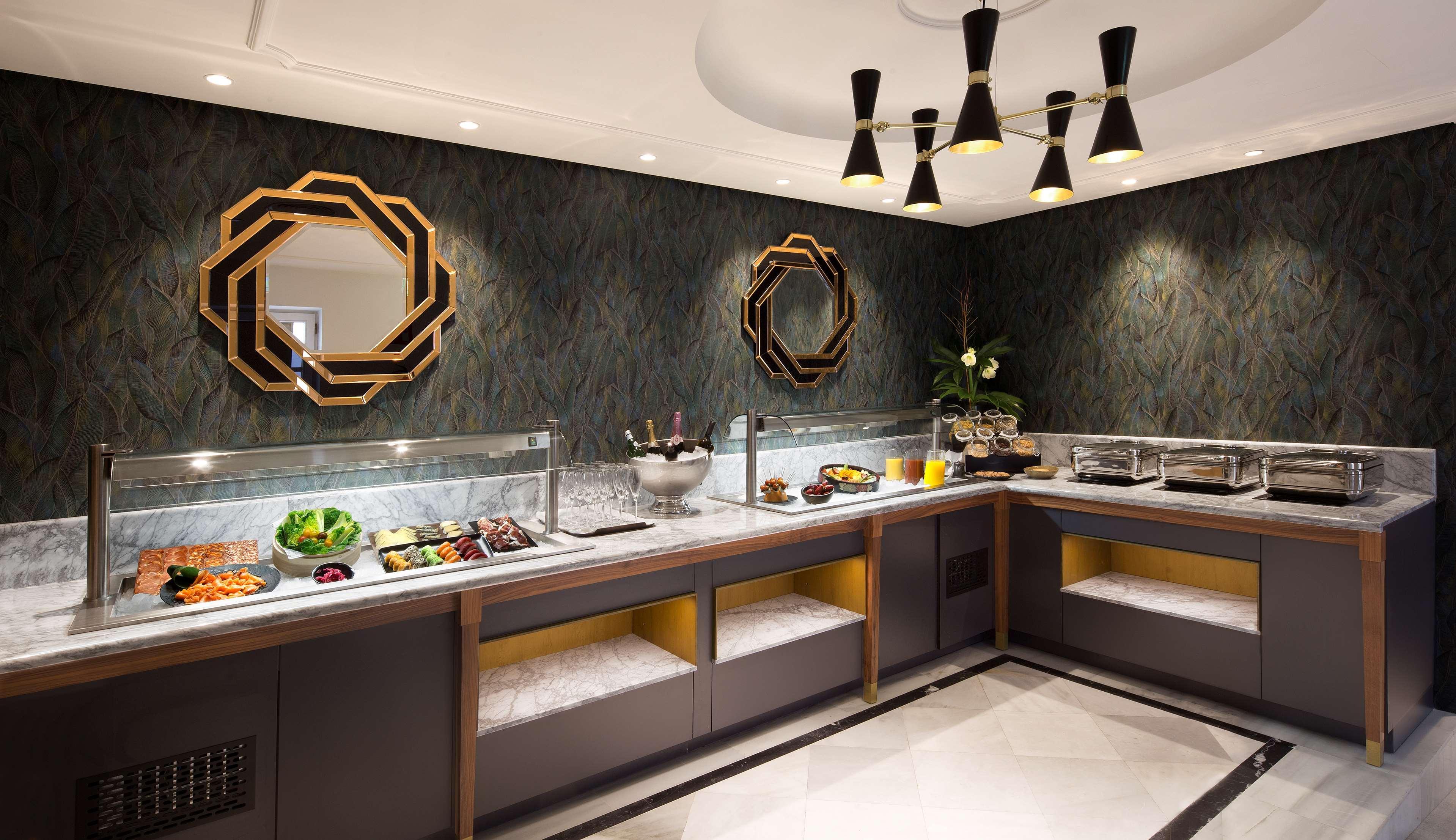 Restaurant DoubleTree by Hilton Madrid-Prado