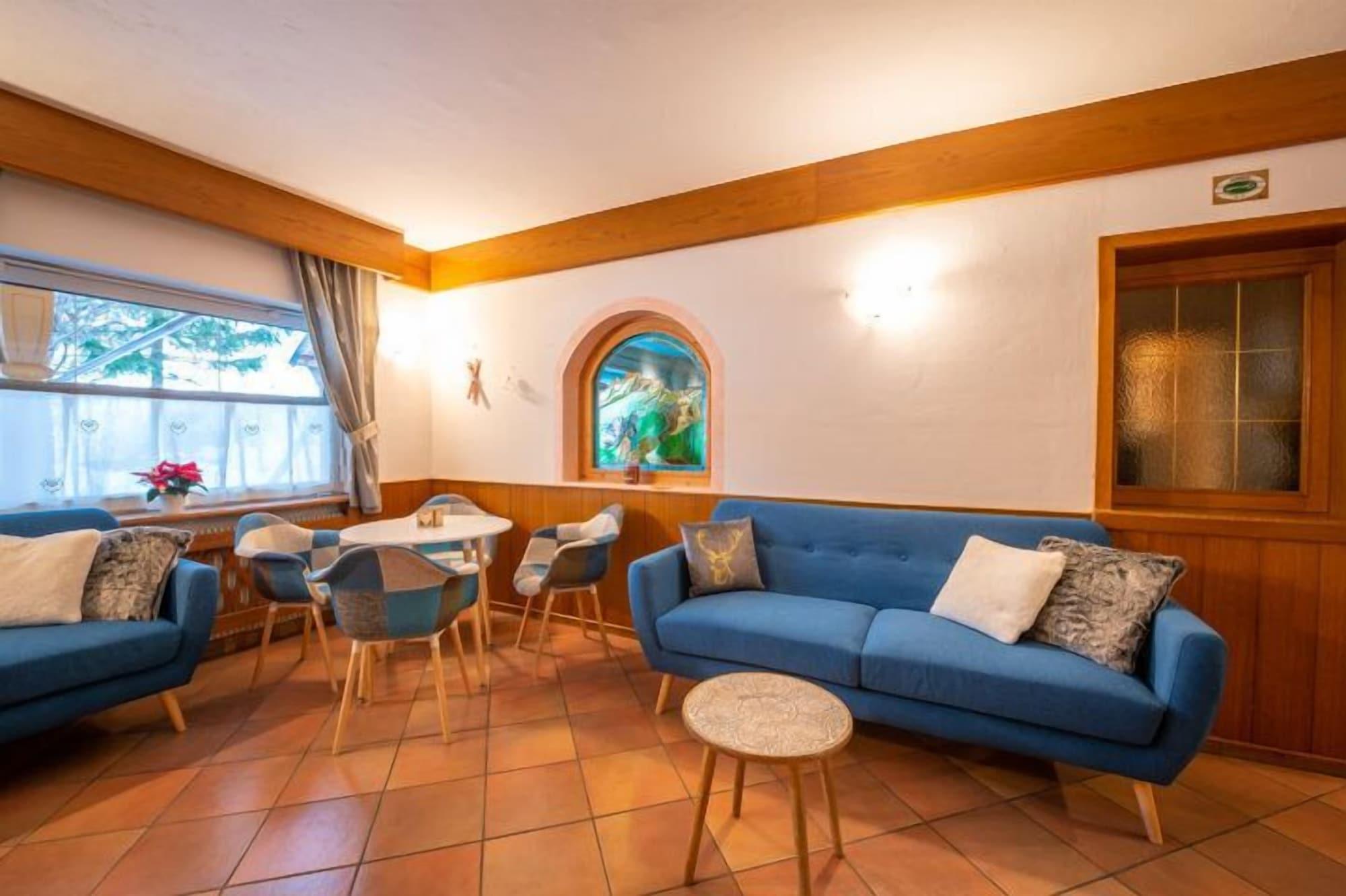 Vista Lobby Spires Hotel