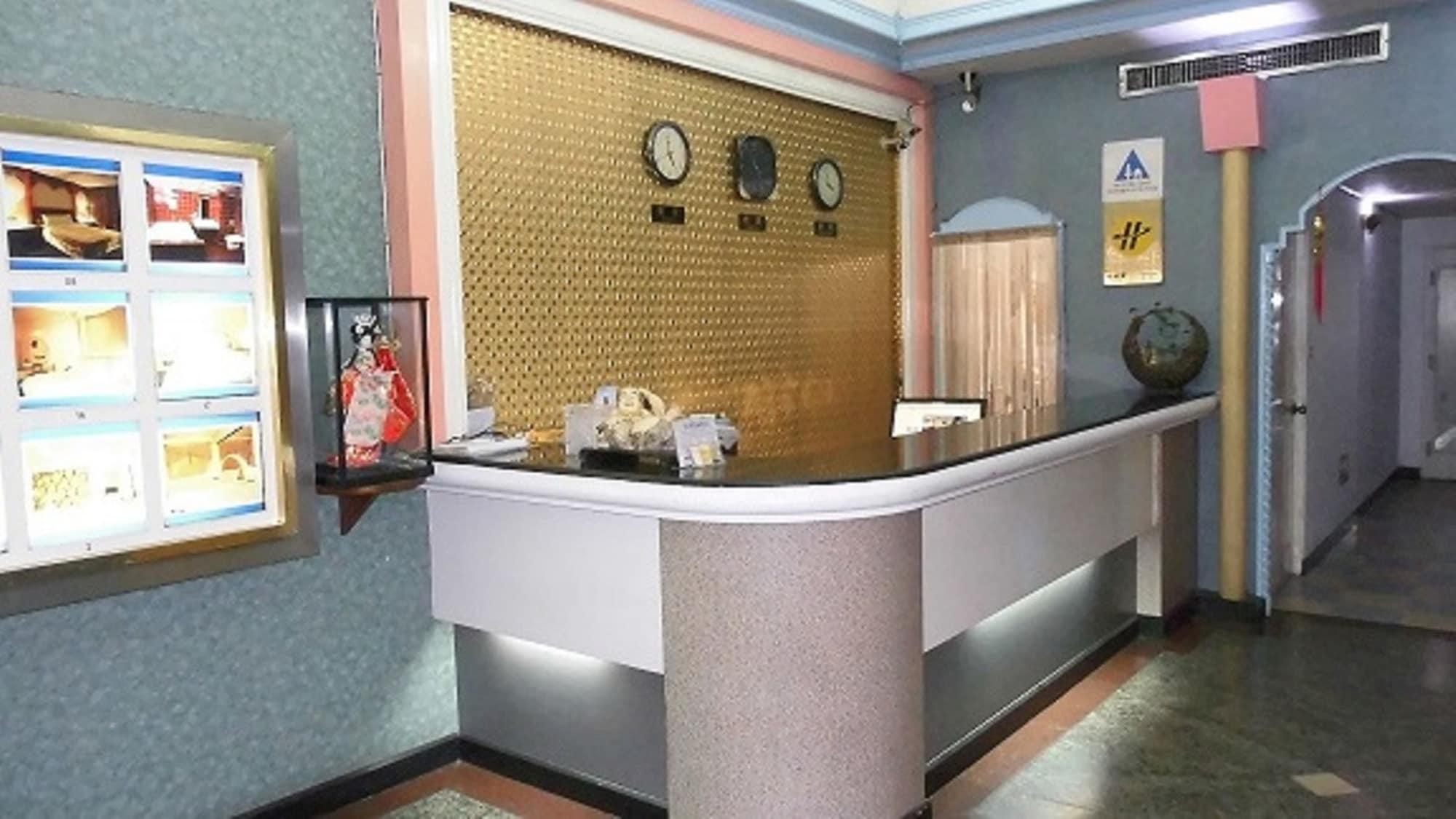 Vista Lobby Modern Plaza Hotel