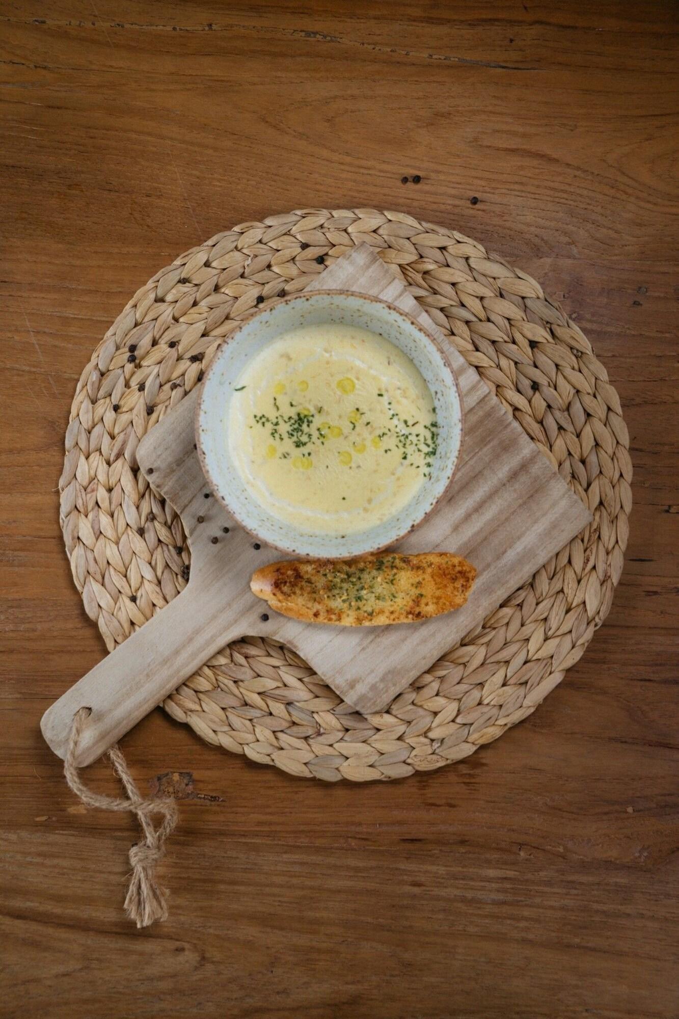 Restaurant White Wall Riverfront Hotel