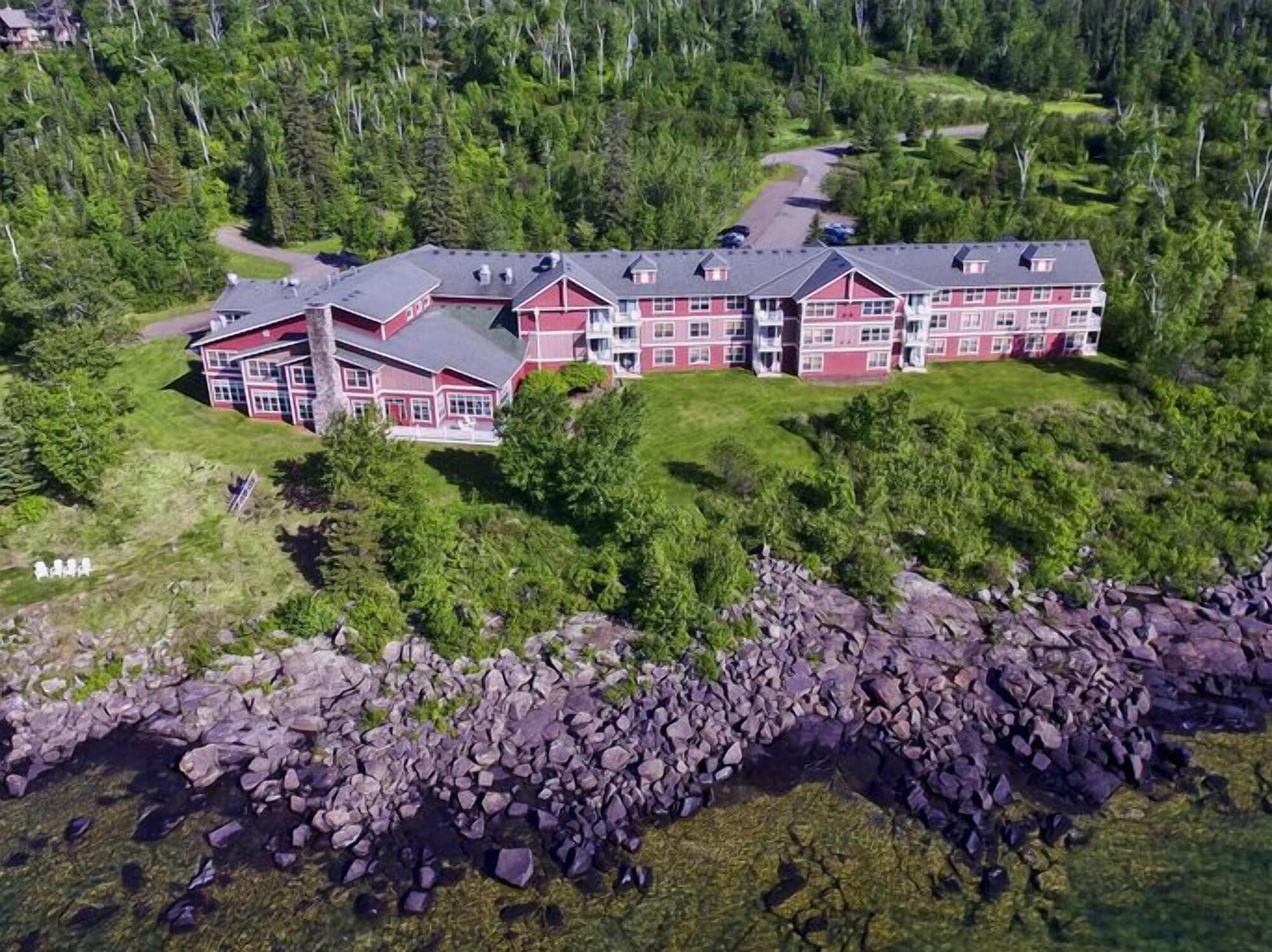 Vista Exterior Cove Point Lodge