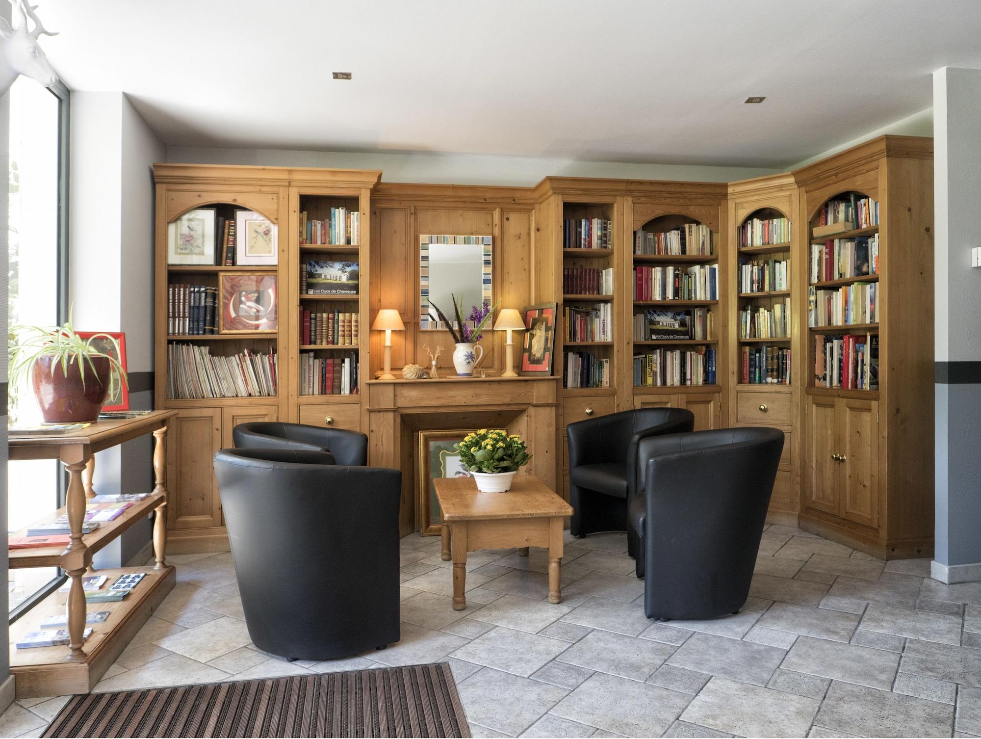 Vista Lobby Residence Hotel Les Ducs De Chevreuse