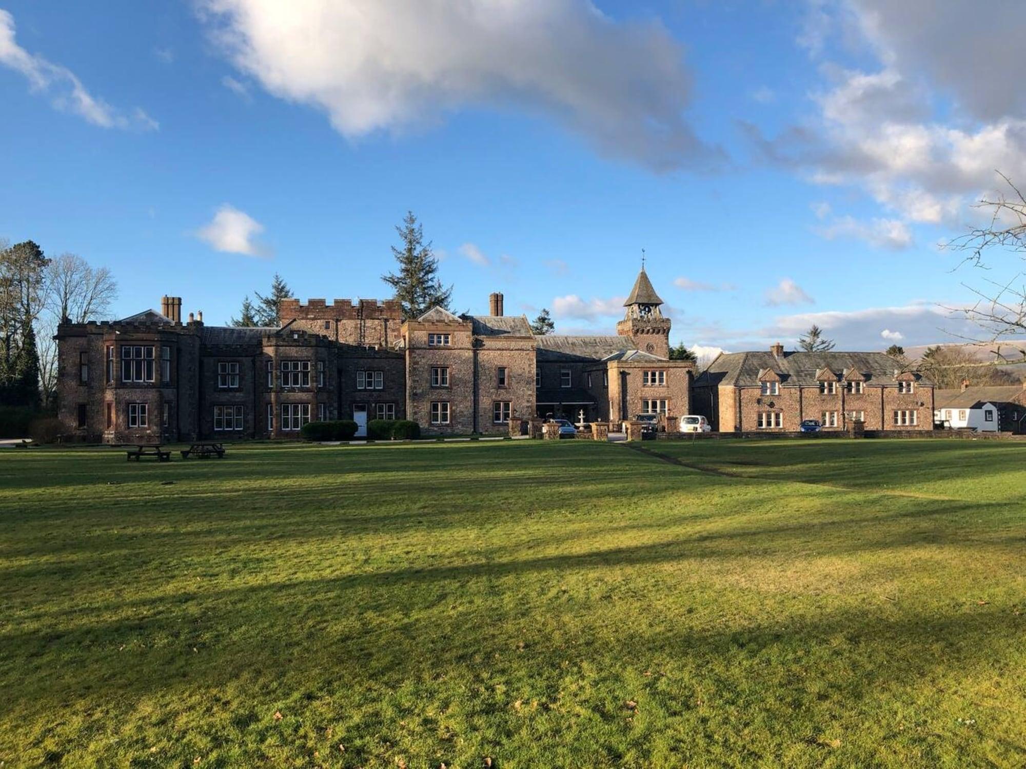 Varios Irton Hall
