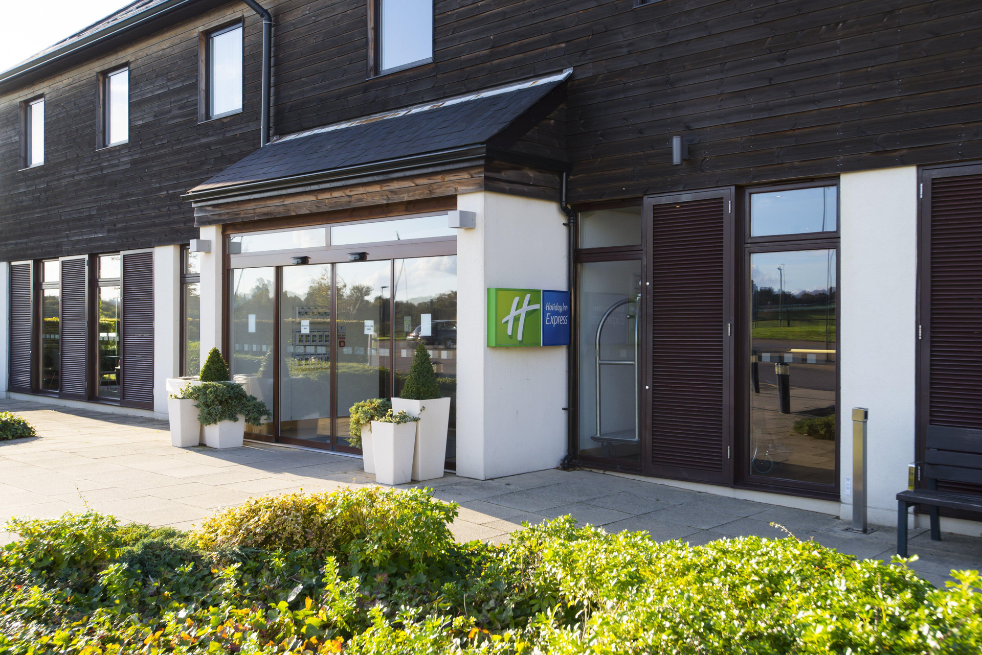 Vista Exterior Holiday Inn Express London-Epsom Downs by IHG