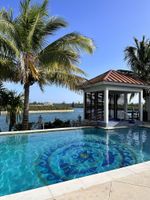 Alquiler Vacacional - Sportsman's Paradise on the Grand Lucayan Waterway w/ large dock, pool, cabana