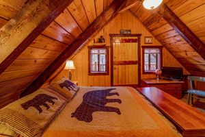 Alquiler Vacacional - Bear Lake Hideaway: Two Story Log Cabin w fireplace & hot tub. Walk to the lake!