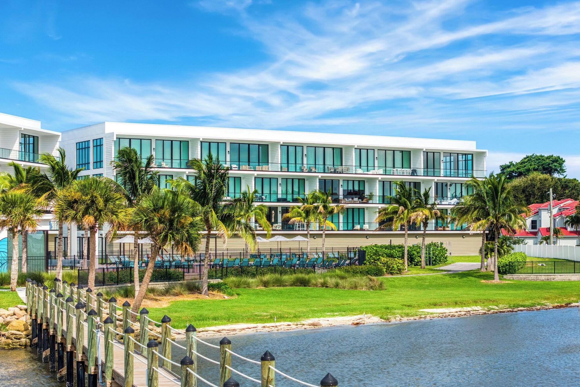 Vista Exterior Harbor Island Beach Club by Villatel