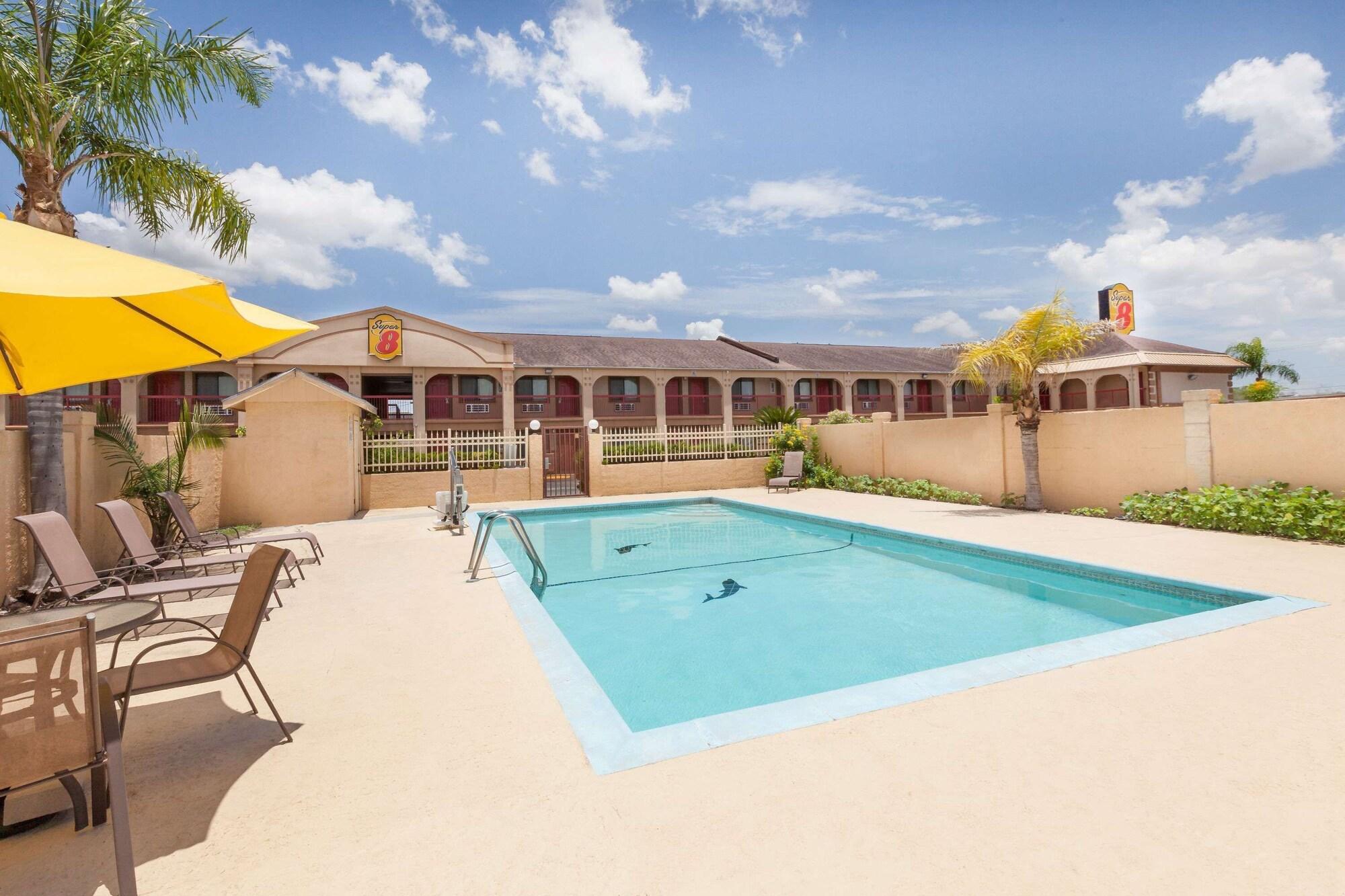 Varios Super 8 by Wyndham Kingsville