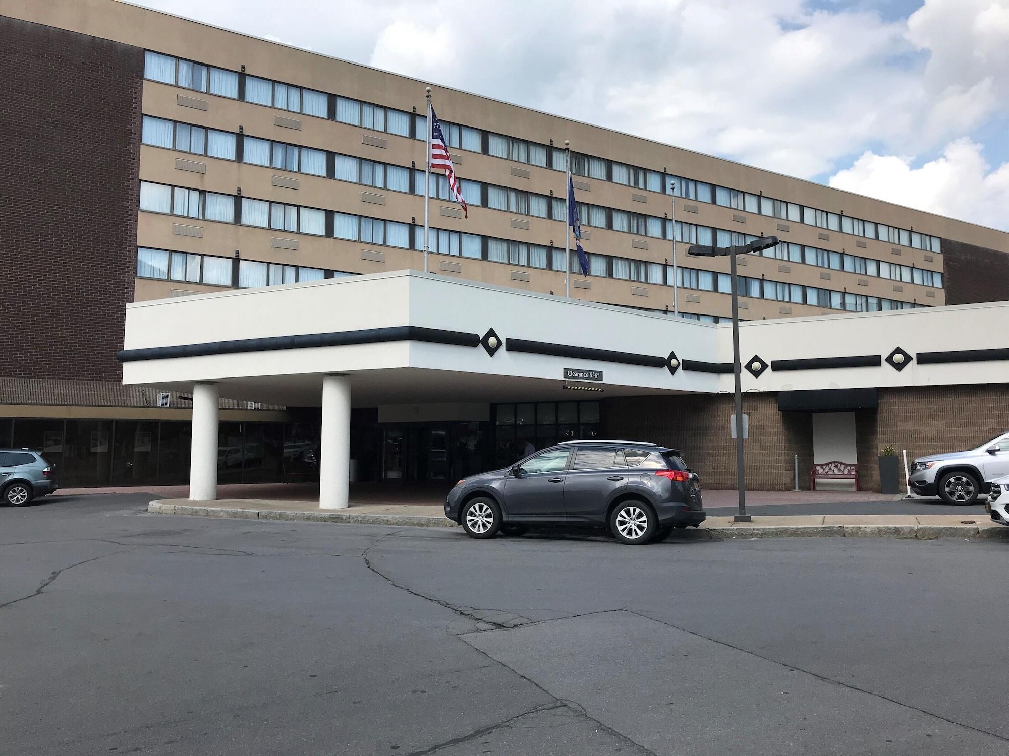 Vista Exterior Delta Hotels by Marriott Utica