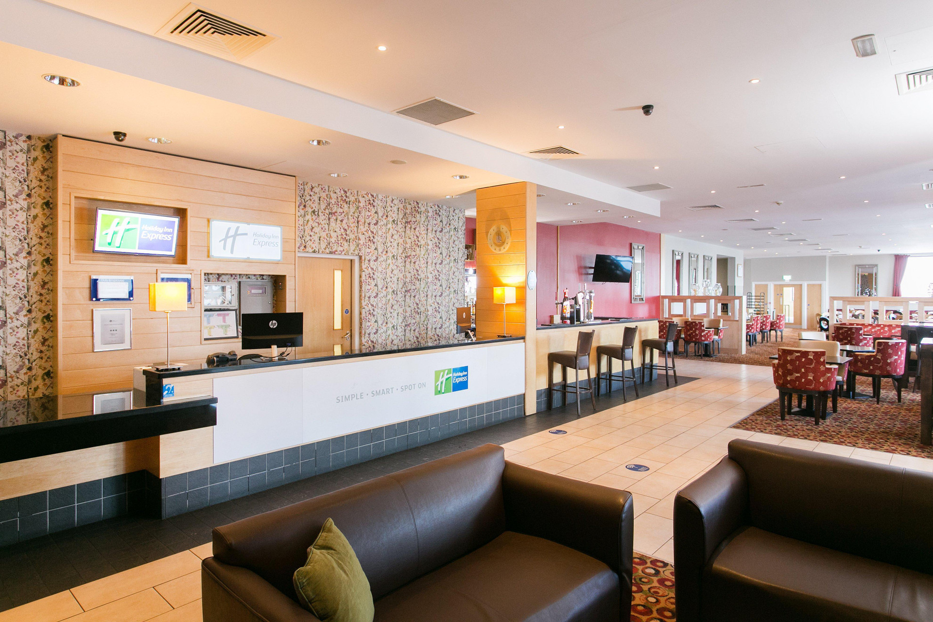 Vista Lobby Holiday Inn Express Antrim by IHG