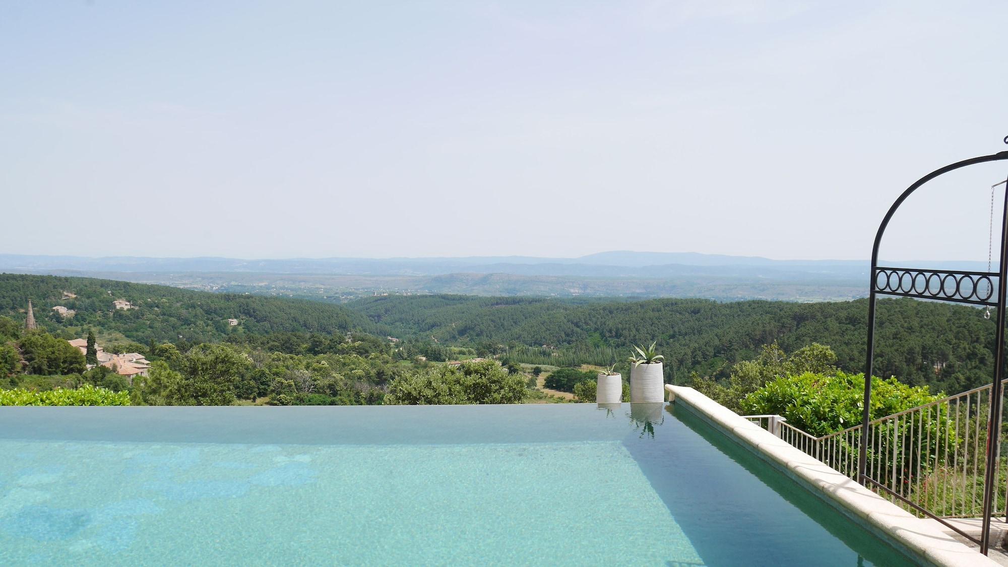 Vista Piscina Auberge de la Tour de Brison