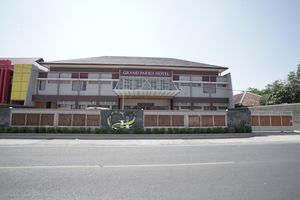 Alojamiento - Capital O 1974 Grand Parigi Hotel