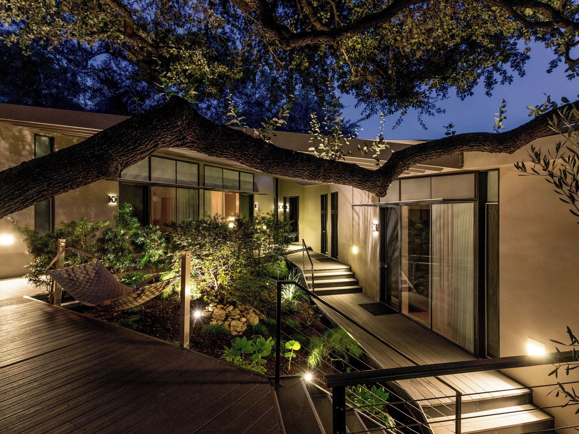 Varios Frame Hotel - Treehouse