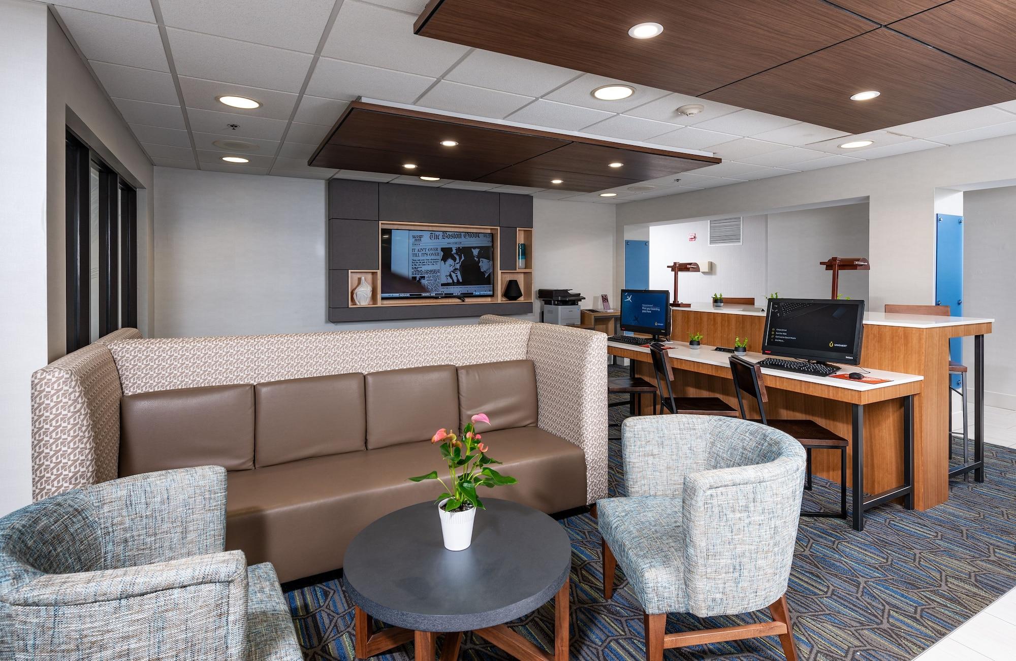 Vista Lobby Holiday Inn Express Newport North - Middletown by IHG