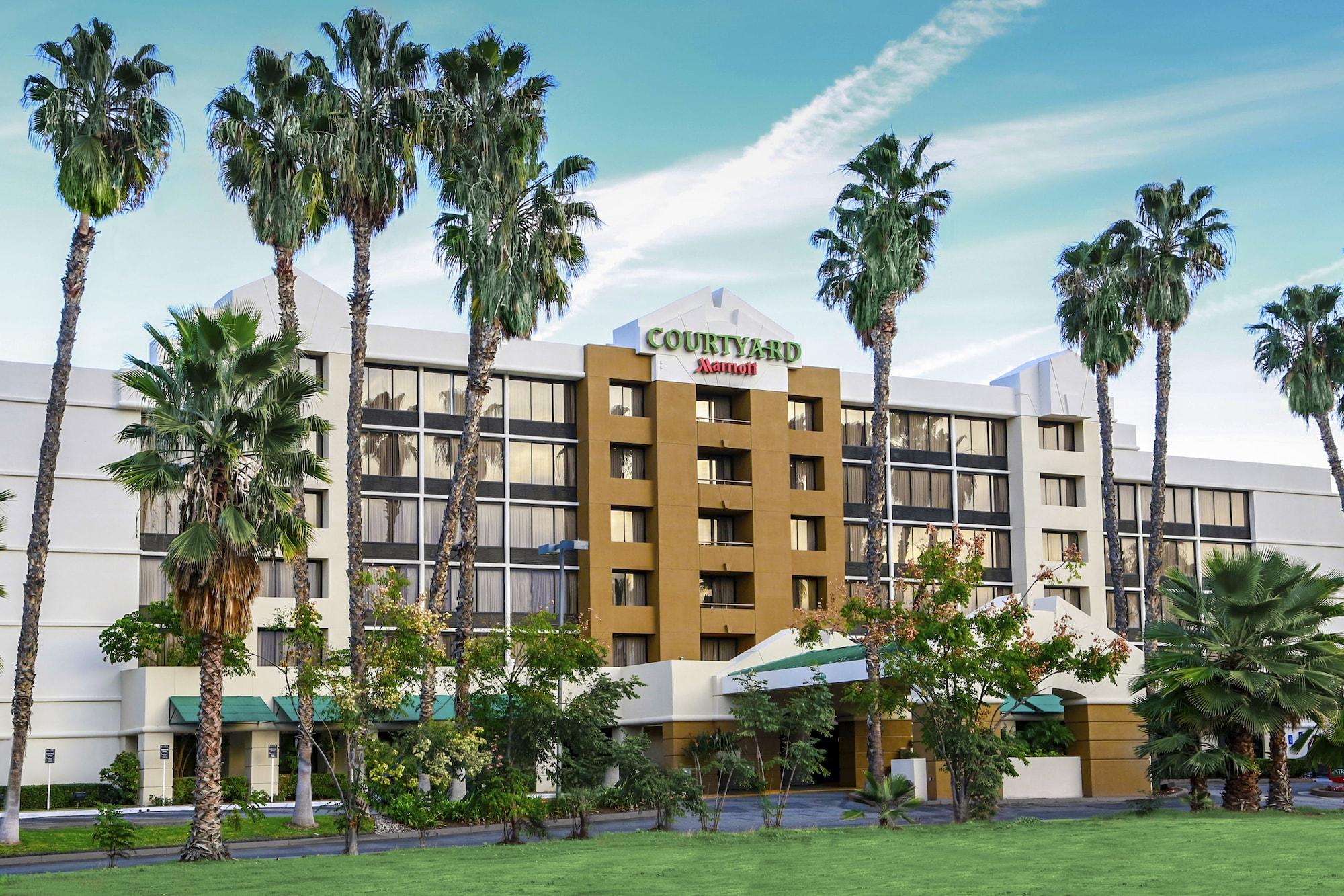Vista Exterior Courtyard by Marriott Riverside UCR/Moreno Valley Area