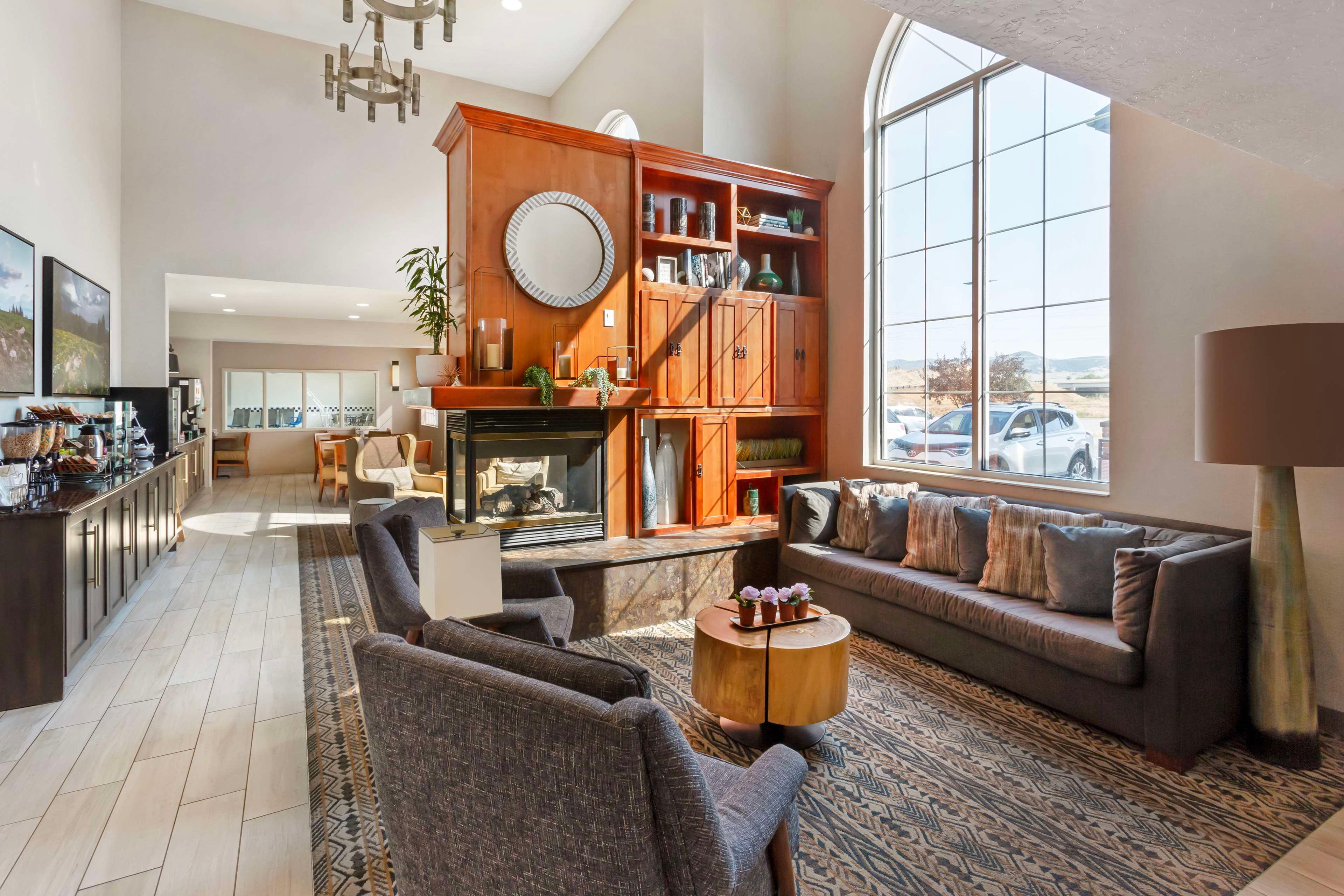 Vista Lobby BEST WESTERN Holiday Hills