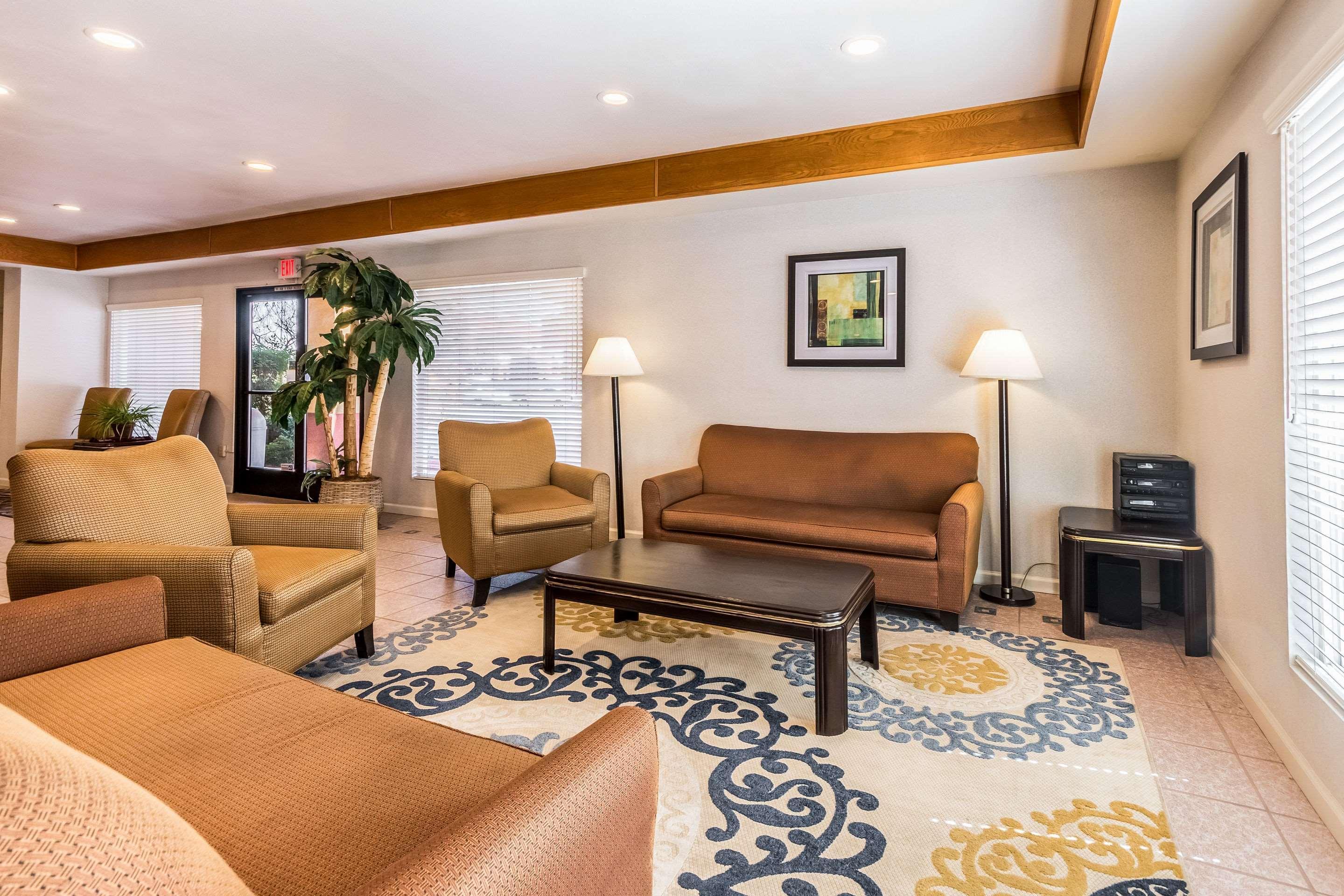 Vista Lobby Quality Inn Fresno Near University