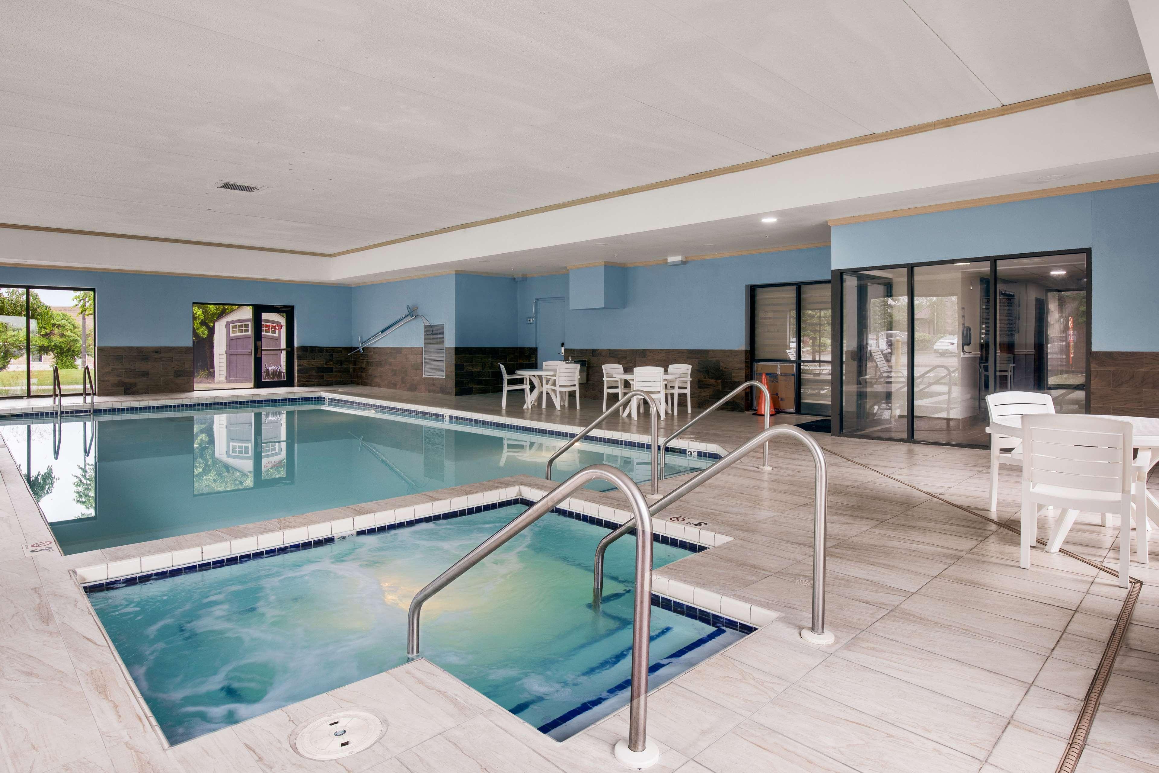 Vista Piscina Best Western Waukesha Grand