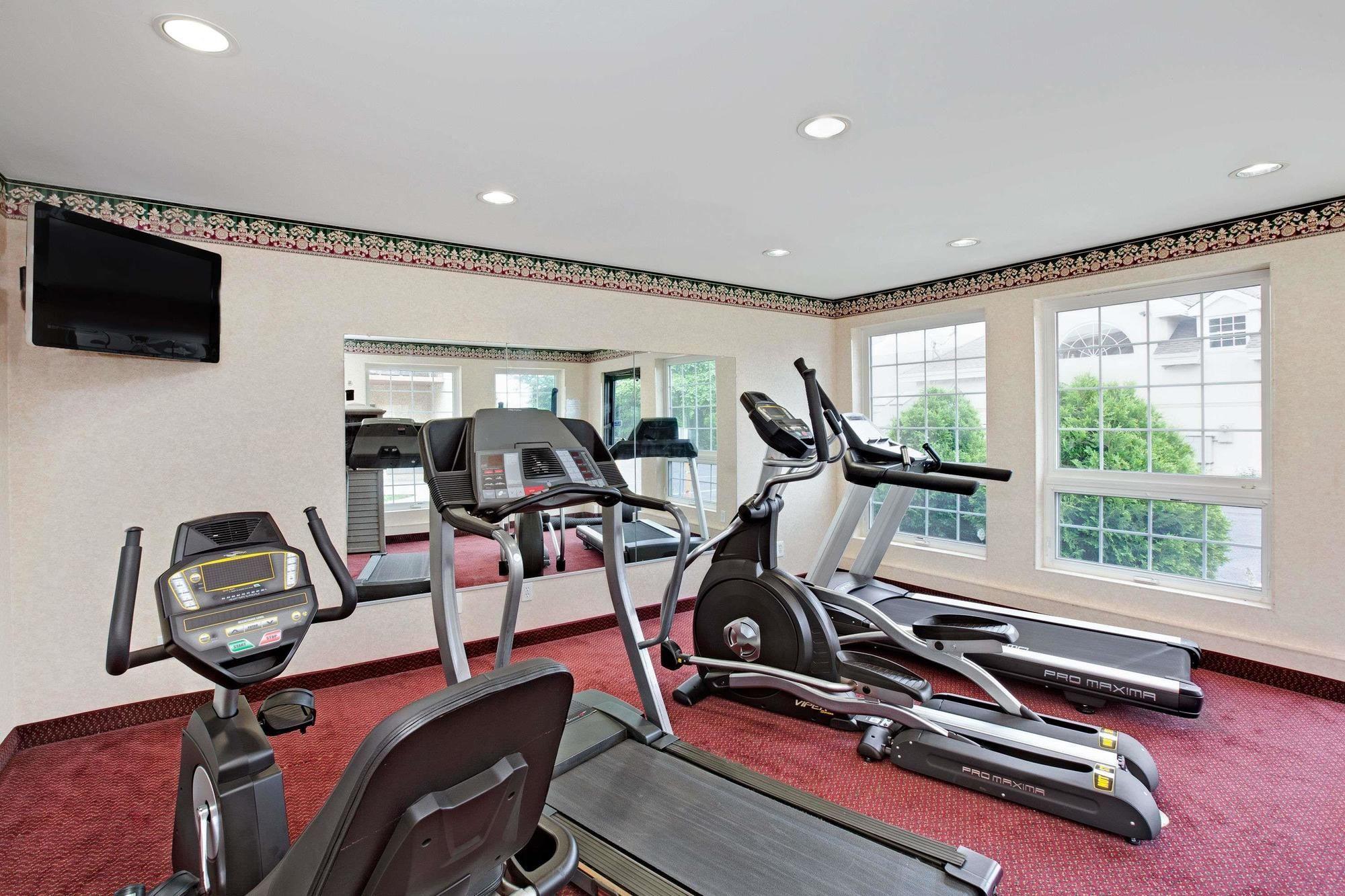 Gimnasio Howard Johnson by Wyndham Blackwood near Philadelp