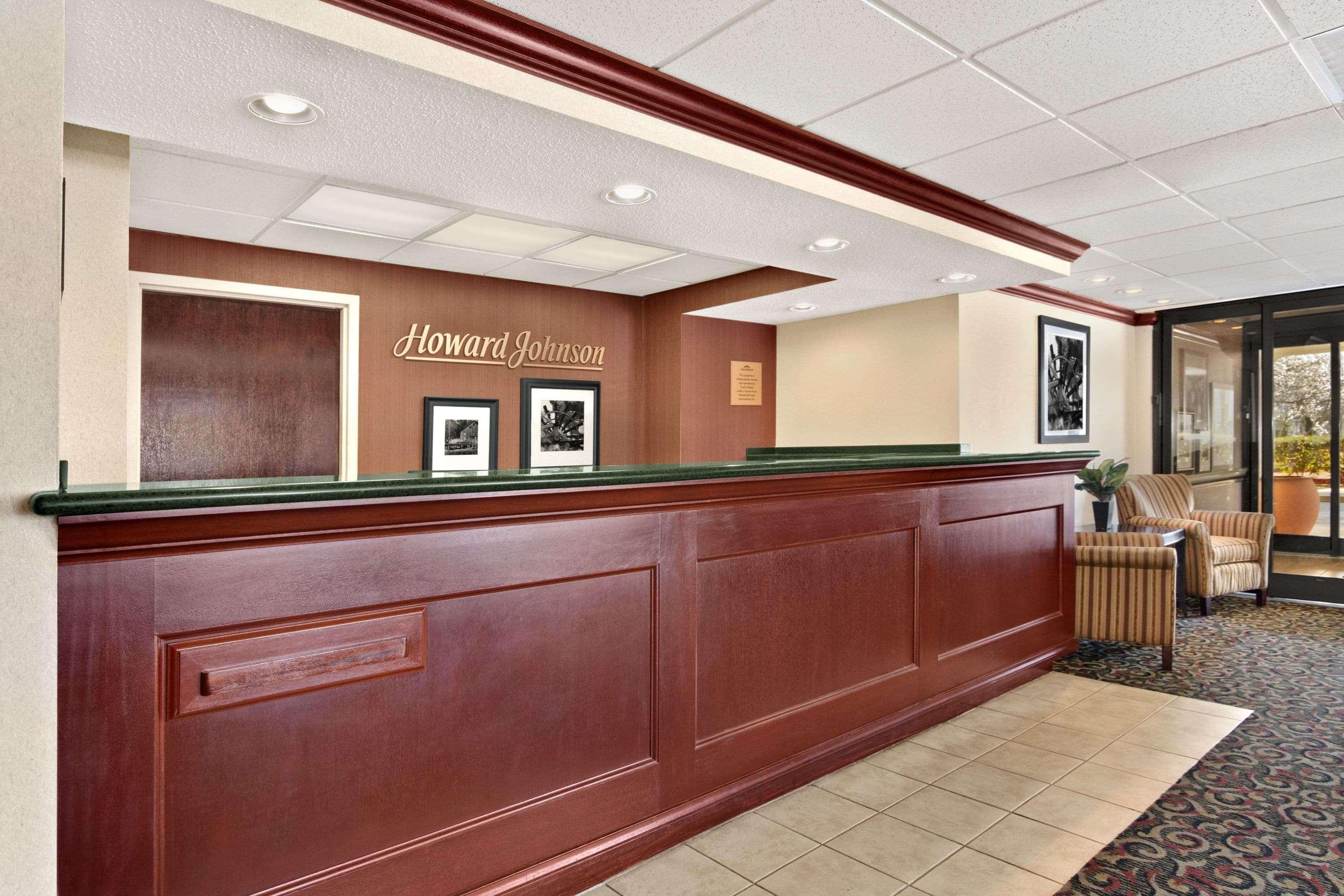 Vista Lobby Howard Johnson by Wyndham Greensboro Near the Coliseum