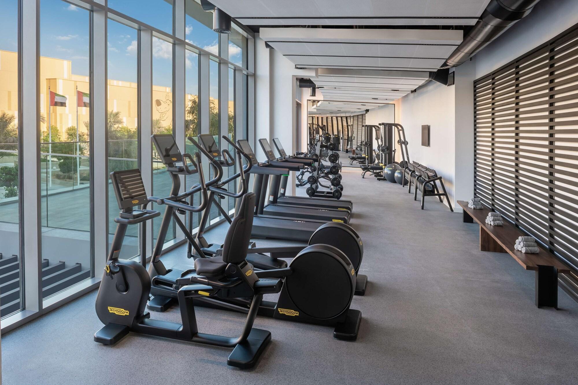 Gimnasio The WB Abu Dhabi, Curio Collection by Hilton
