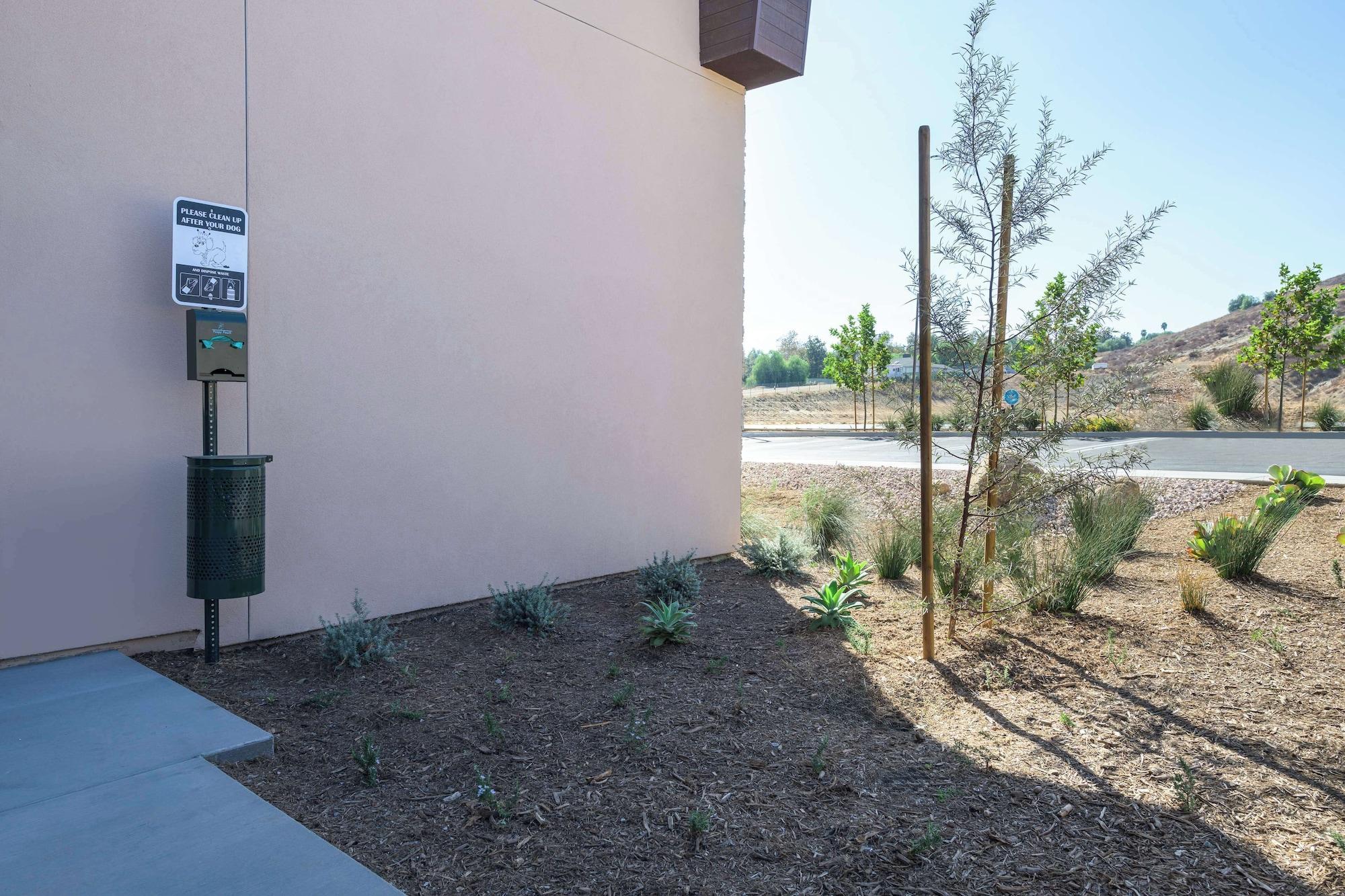 Vista Exterior Tru by Hilton Norco Eastvale