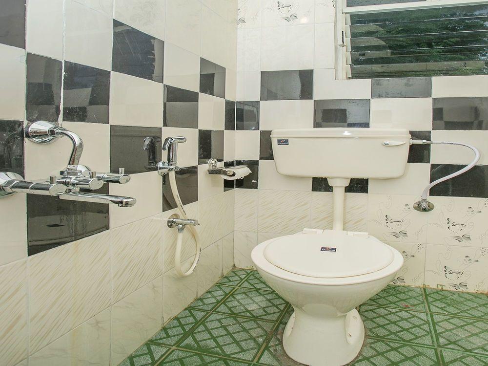 Baño OYO 14430 Sunshine Grand