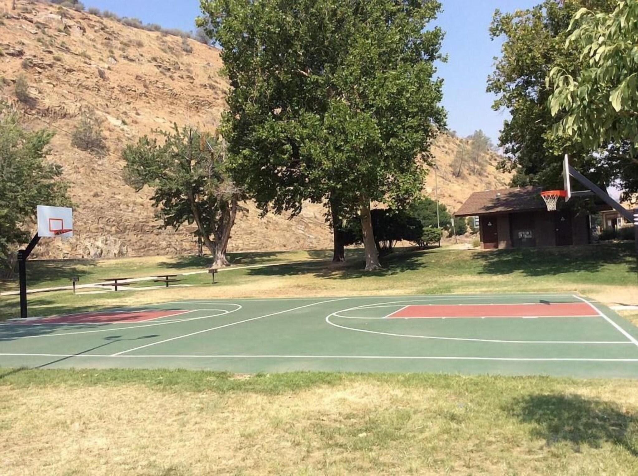 Instalaciones Recreativas Kern Riverfront Lodge