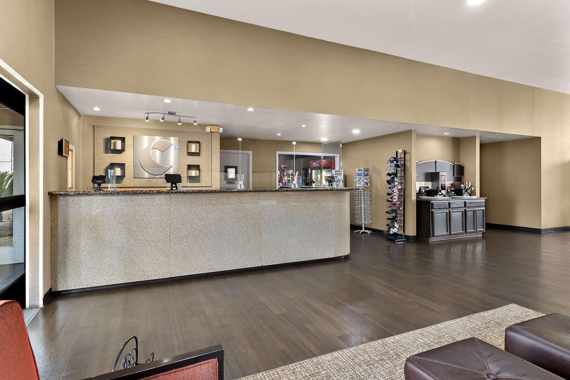 Vista Lobby Comfort Inn & Suites Sequoia/Kings Canyon